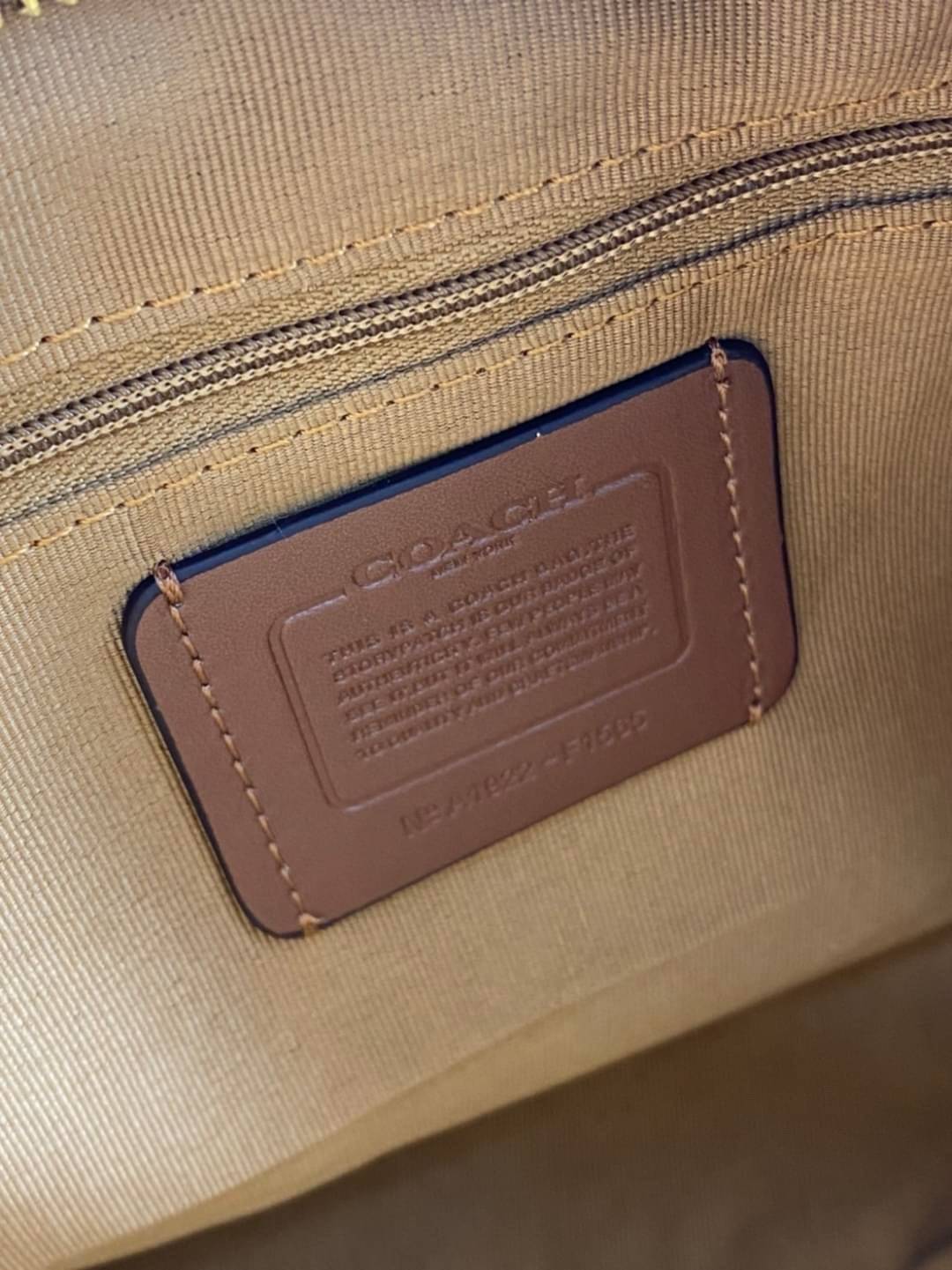 COACH Tote in Signature Canvas Bag กระเป๋าสะพายทรงช้อปปิ้ง สายกระเป๋าเป็นหนังสลับโซ่ทองสวยงาม เพิ่มความหรูหรา ภายในโล่งกว้างใส่ของได้เยอะมาก วัสดุ Canvas เคลือบลายซิกเนเจอร์และหนัง พร้อมซิปกลางเก็บของได้มิดชิดเลยค่ะ มี 3 สี น้ำตาล ดำ ขาว