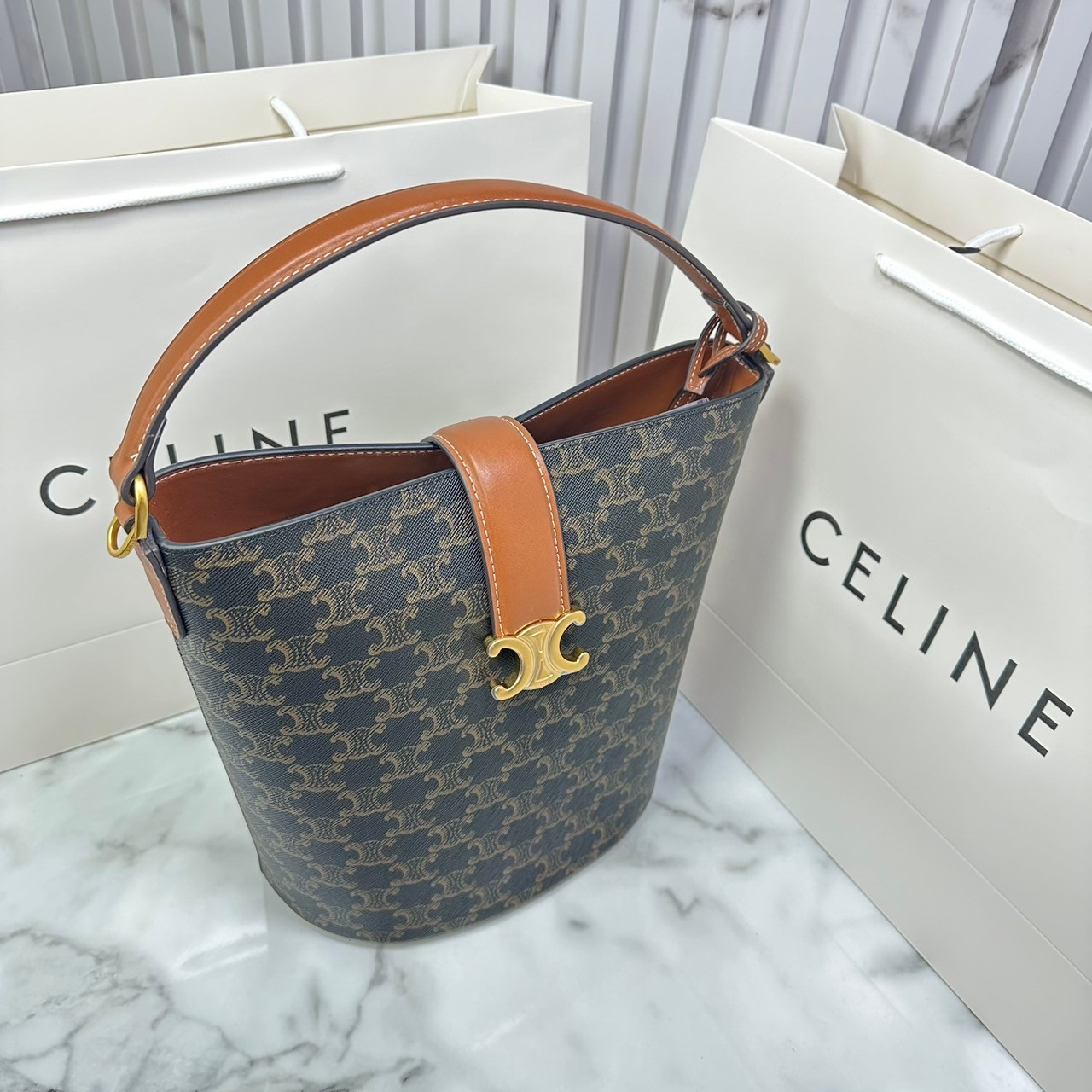 CELINE MEDIUM LOUISE BAG in Triomphe Canvas กระเป๋าสะพายทรงบัคเก็ต กระเป๋าถือพร้อมฆูจับและสายสะพายข้าง งานแคนวาสแท้พิมพ์ลายโลโก้สวยคมชัด เรียบหรู