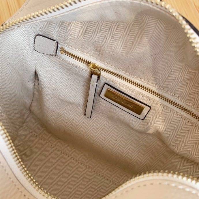 TORY BURCH KIRA PEBBLED SATCHEL BAG รุ่น 74650 กระเป๋าสะพาย Crossbody หนัง togo อะไหล่ทอง ทรงสวยสุดฮิต เป็นรูปทรงใหม่ มาแรงที่สุดในตอนนี้!! สัมผัสนุ่มมือ ตั้งอยู่ทรง ออกแบบเก๋ไก๋ สามารถปรับใช้ได้ 2 แบบ ไม่เหมือนใคร เปิดปิดด้วยซิป ภายในบุผ้าอย่างดี ช่องหลั