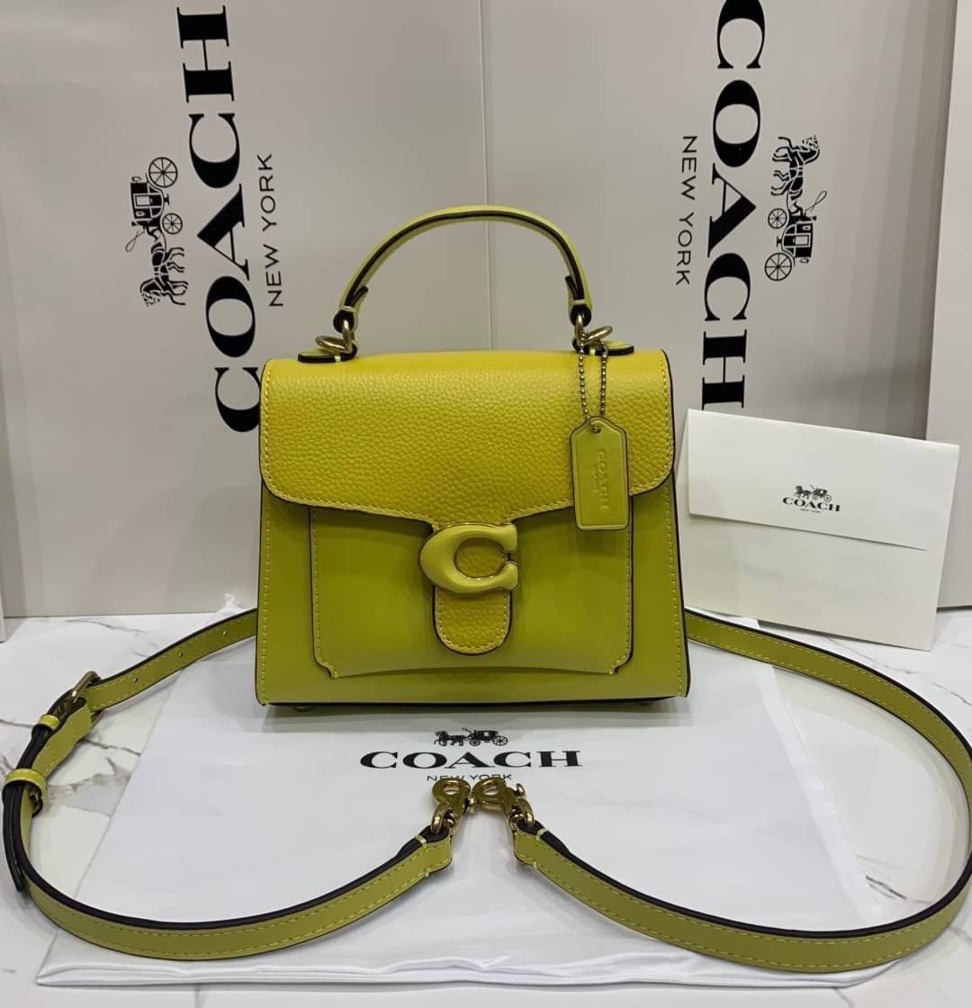 COACH TABBY TOP HANDLE 20 พร้อมส่งที่ไทยค่ะ! กระเป๋าหิ้ว//สะพายข้างได้ หนังแท้อย่างดี กหนึ่งใบทำหนังสองลายได้อย่างสวยงาม พร้อมโลโก้รุ่นใหม่ล่าสุดดูดีมากๆค่ะ เปิดปิดกระเป๋าแบบกดล็อค ภายในมีช่องหลักสองช่อง ใส่มือถือได้ทุกรุ่น;กระเป๋าเงินใบกลางได้;ของจำเป็นจ