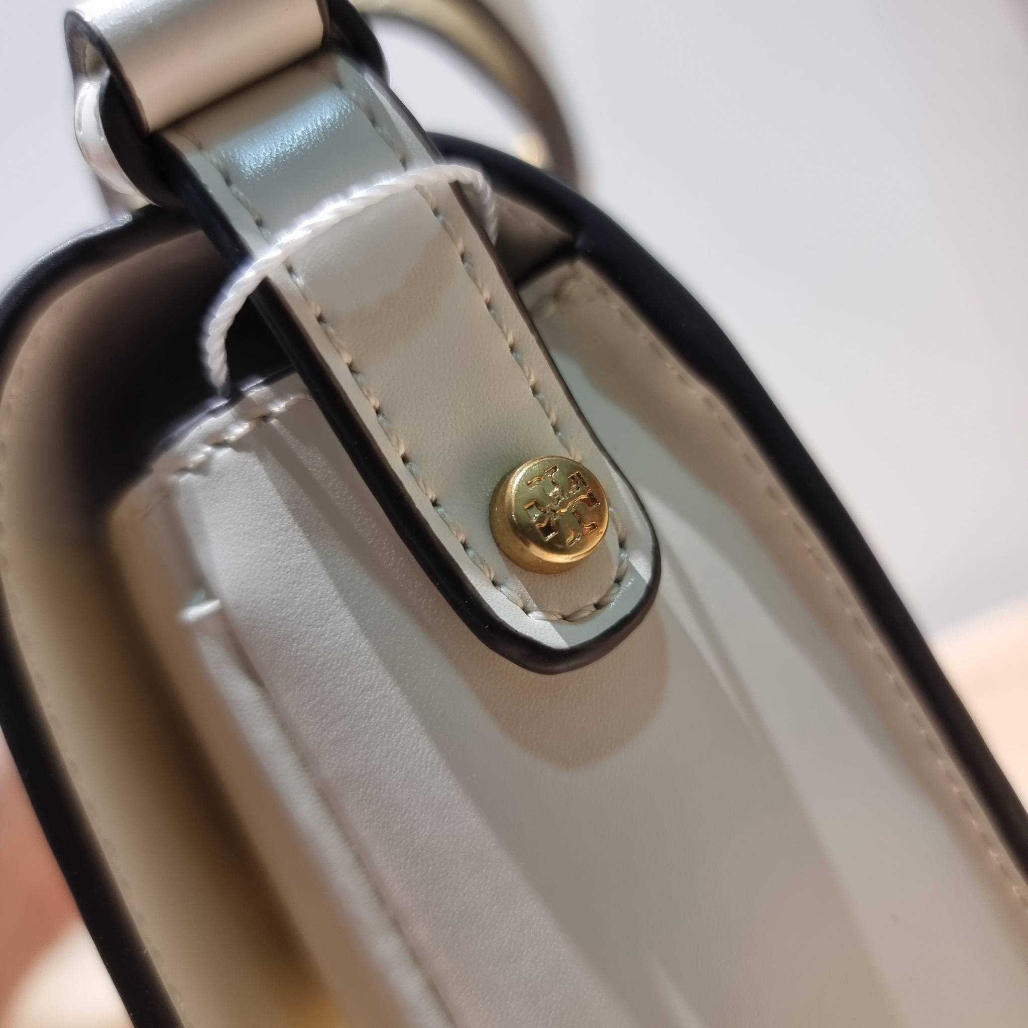 TORY BURCH ROBINSON SPAZZOLATO CONVERTIBLE SHOULDER BAG คอลเลคชั่นใหม่ สวยก่อนใคร ในราคาสุดคุ้ม! กับกระเป๋าสะพายไหล่ ดีไซน์สุดหรู หนังแก้วเงาสวยคม สีผู้ดี รูปทรงใช้งานได้ทุกลุค