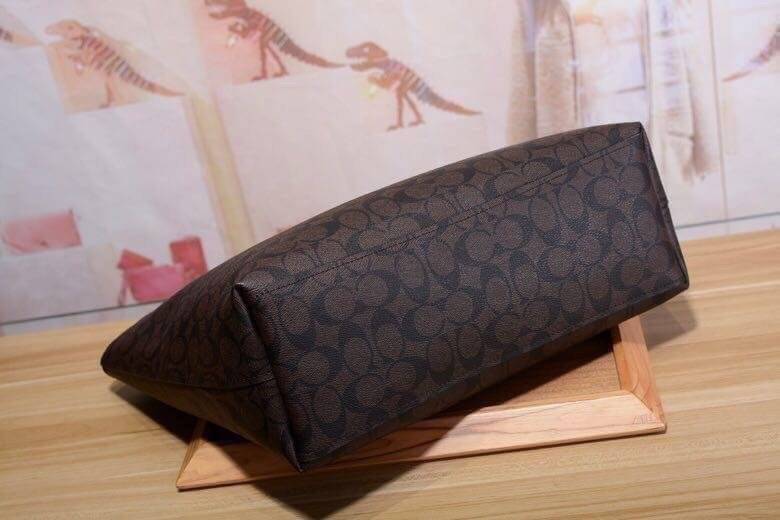 รุ่นยอดนิยม COACH TOWNTOTE IN SIGNATURE CANVAS F76636 กลับใช้ได้ทั้งสองด้าน ใบขนาดใหญ่จุใจ ใส่ของได้เยอะมากกก เป็นรุ่นที่สวยตลอดกาล ควรมีติดตู้ไว้เลยค่าา