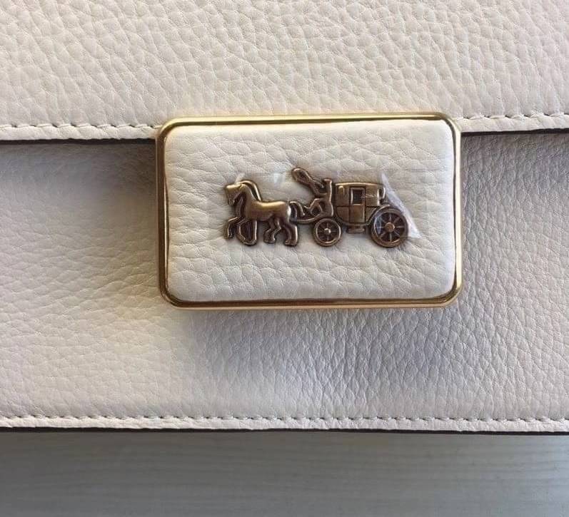 COACH ALIE SHOULDER BAG ((4615)) กระเป๋าสะพายข้างหรือสามารถทบสายกันเพื่อคล้องไหล่ได้ค่ะ วัสดุหนังแท้ หนังนิ่มสวยงามมากๆค่ะ ด้านหน้าเป็นแผ่นโลหะแบรนด์ดูหรูทีเดียว เปิดปิดกระเป๋าแบบกดล็อค ภายในแบ่งช่องหลักหนึ่งช่องค่อนข้างกว้างใส่มือถือได้ทุกรุ่น;กระเป๋าเงิ