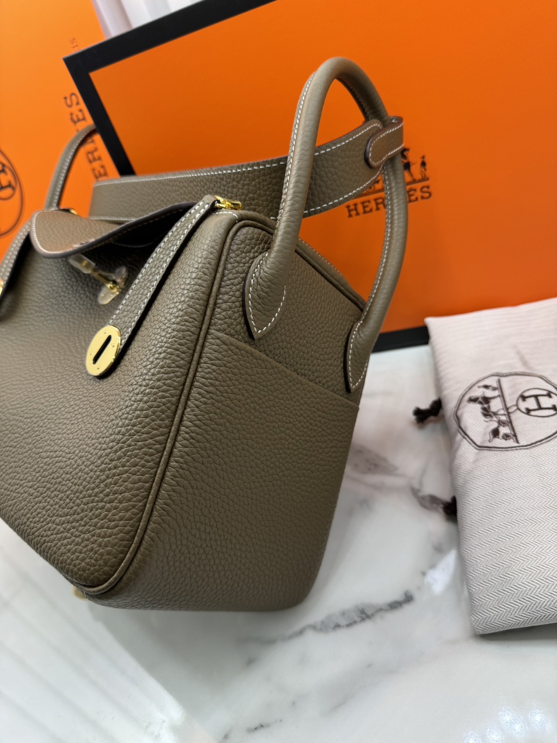 พร้อมส่ง 15 สี HERMES Lindy 26 bag กระเป๋าทรงโท้ทหนังสวยอย่างดี เอกลักษณ์ของความเรียบหรูไฮคลาสอย่างสมบูรณ์แบบ เกรดออริ สลับแท้ งานสวยตามรูป ใช้งานต่างประเทศได้