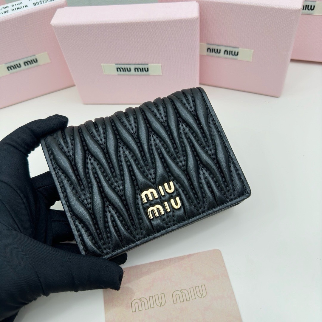Miu Miu Small matelassé nappa leather wallet กระเป๋าสตางค์หนังแนปป้า ตกแต่งโลโก้หรูหราเป็นเอกลักษณ์