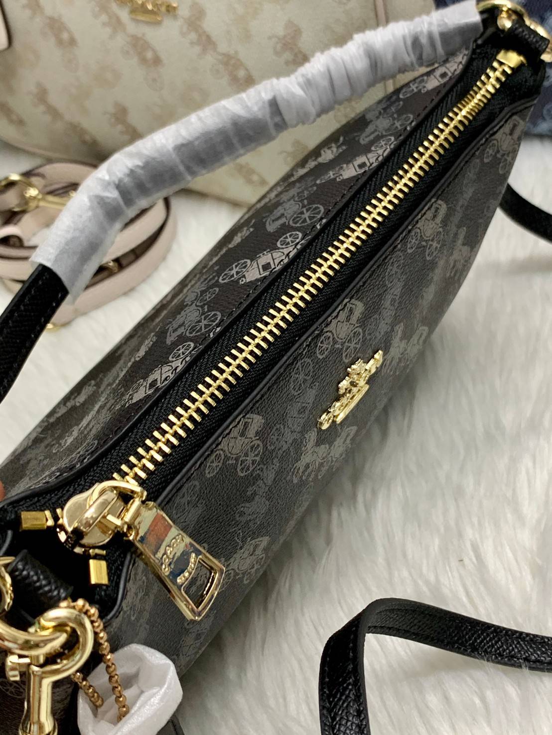 COACH POUCH HORSE AND CARRIAGE PRINT ((36674)) รุ่นแนะนำ ได้ไปไม่ผิดหวังแน่นอนค่ะ! กระเป๋าหิ้ว//สะพายไหล่//สะพายข้างได้ วัสดุ pvc นิ่มอย่างดี ลายรถม้าทั้งใบ สวยงามค่ะ เปิดปิดกระเป๋าแบบซิป ภายในสามารถใส่กระเป๋าเงินใบยาวได้;ของจำเป็นได้ครบค่ะ มีช่องเล็กให้ใ