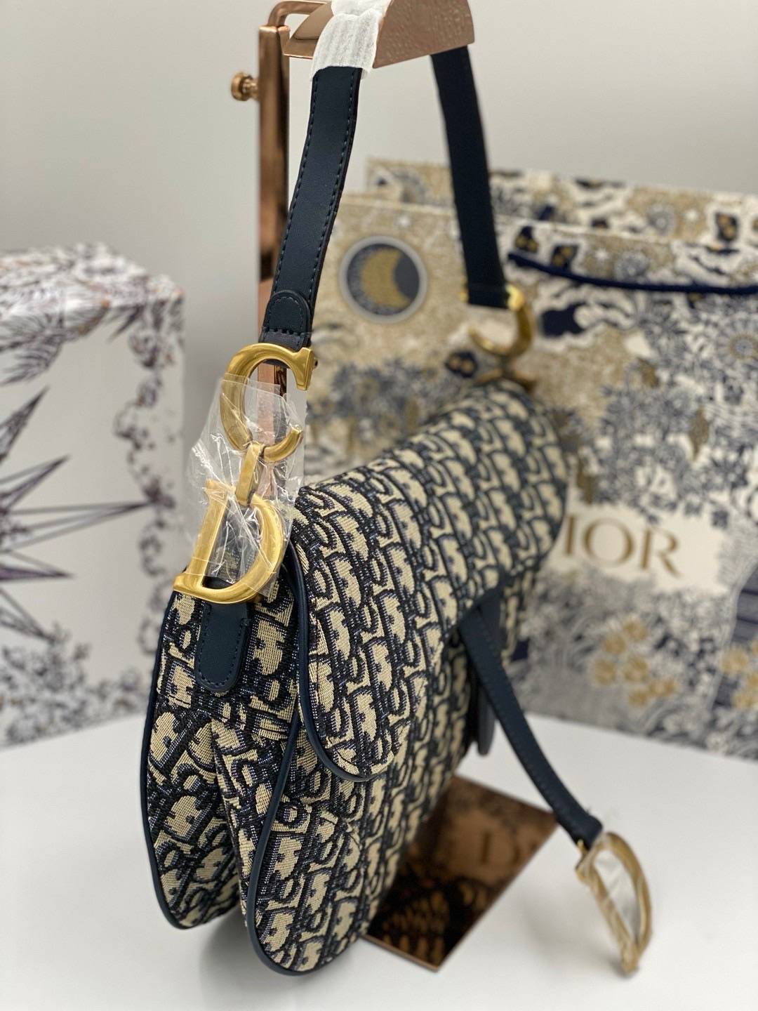 ORI หนังแท้ | DIOR Saddle bag with shoulder strap Oblique jacquard fabric in blue กระเป๋าถือ/สะพายทรงอานม้า รุ่นยอดนิยมที่มีเอกลักษณ์สวยงามเหนือกาลเวลา งานผ้าแจ็คการ์ด ลูกเล่นห้อยด้วยตัวอักษร D ตรงหูหิ้วมีกิมมิค CD สวยหรูดูแพง