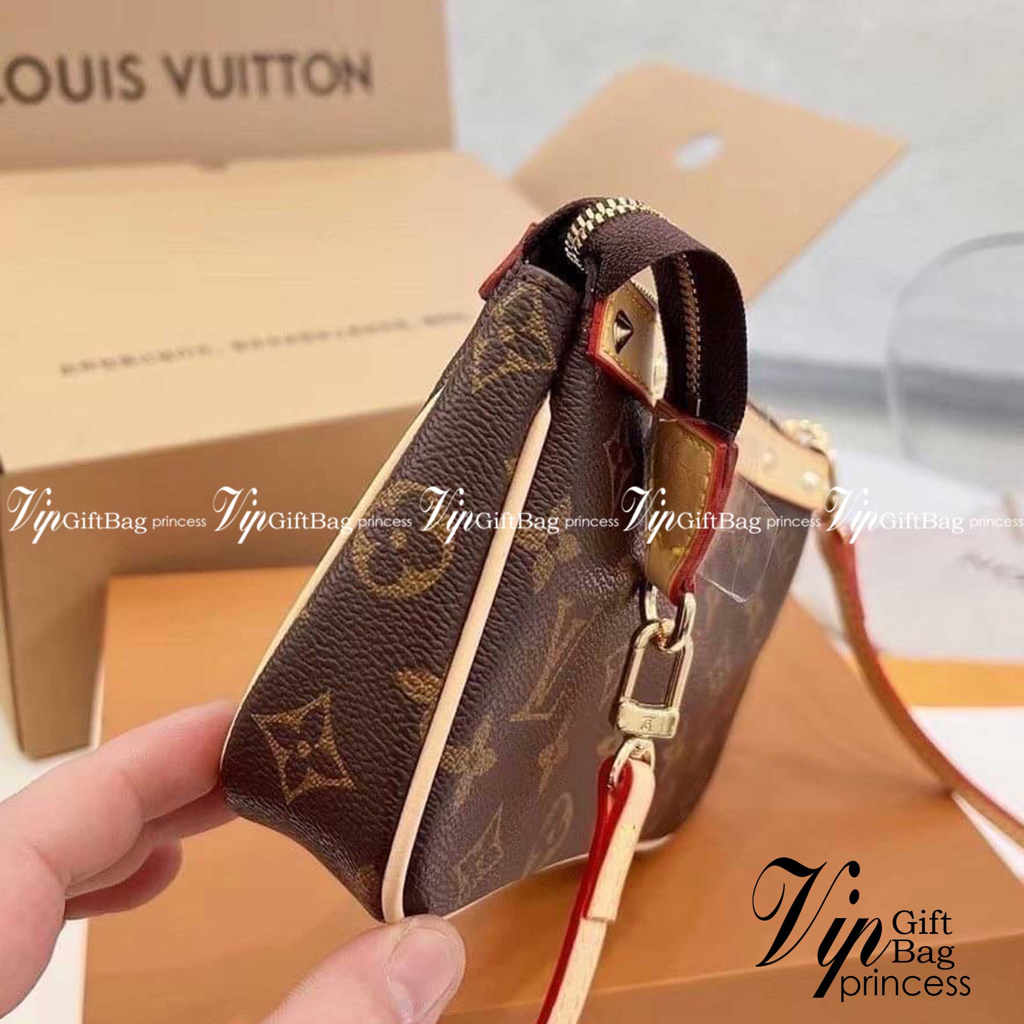 LV Pochette Accessoires Brown / LV MONOGRAM POCHETTE กระเป๋าสะพายทรงพอช สุดฮอต ดีงาม ดีไซน์คลาสสิควินเทจ ขนาดกำลังสวย ประหยัดพื้นที่ สายยาวถอดได้ เป็นไอเท็มที่เหมาะในทุกโอกาส สะพายปรับลุคได้หลายสไตล์ รับรองคุ้มค่าจริงๆจ้า ภาพถ่ายจากงานขายจริง ใช้งานต่างปร
