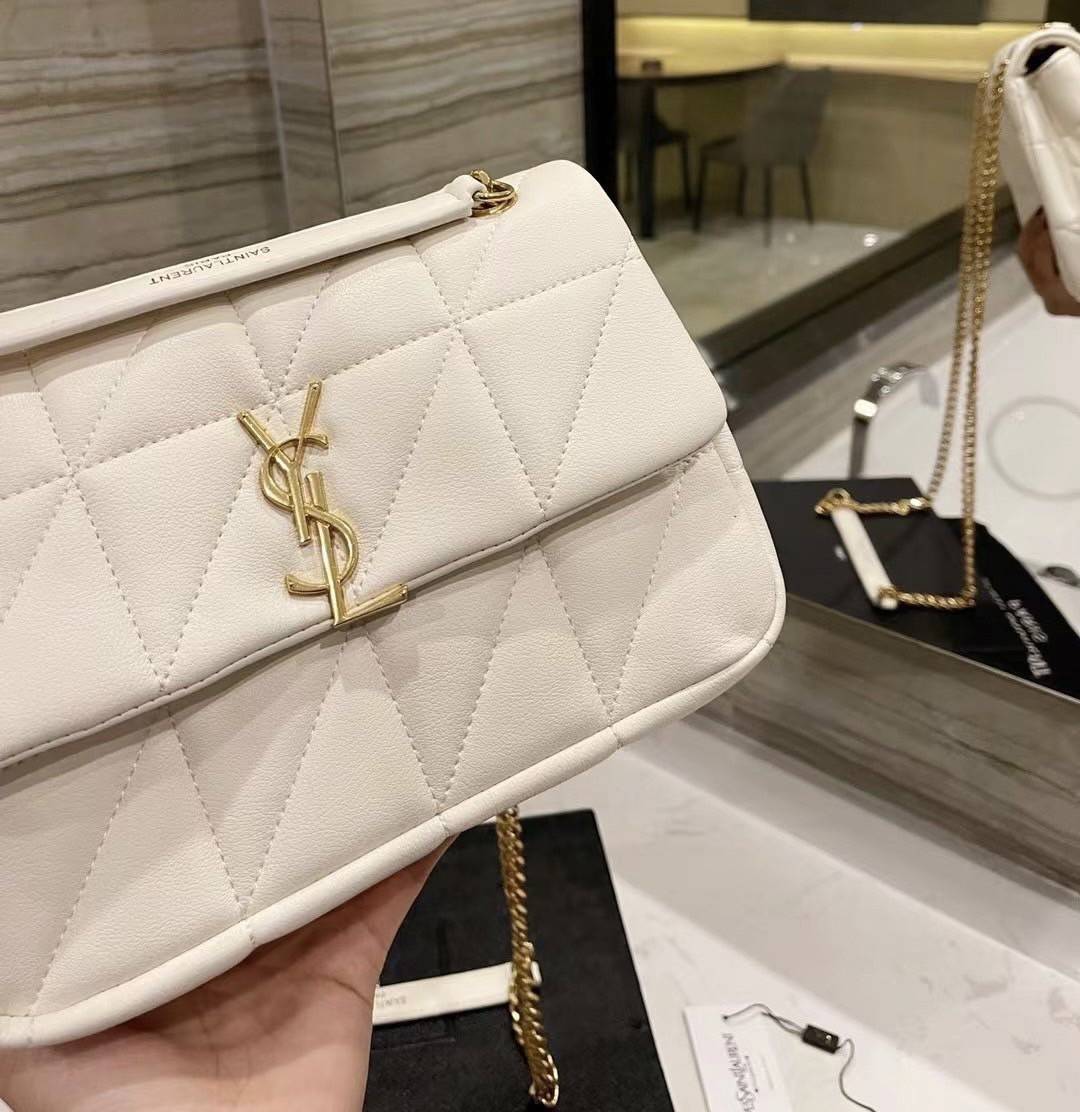 VIP 】SAINT LAURENT JAMIE BAG VIP GIFT WITH PURCHASE (GWP) พรีเมี่ยมกิ้ฟ Limited Edition จาก YSL DUTY FREE COUNTER วัสดุหนังแกะสังเคราะห์ อะไหล่สีทอง ดีไซน์ลายตารางหมากฮอต ประดับโลโก้แบรนด์ที่ด้านหน้า รูปทรงสวย มีหูจับถนัดมือสายสะพายโซ่เลื่อนปรับระดับได้..