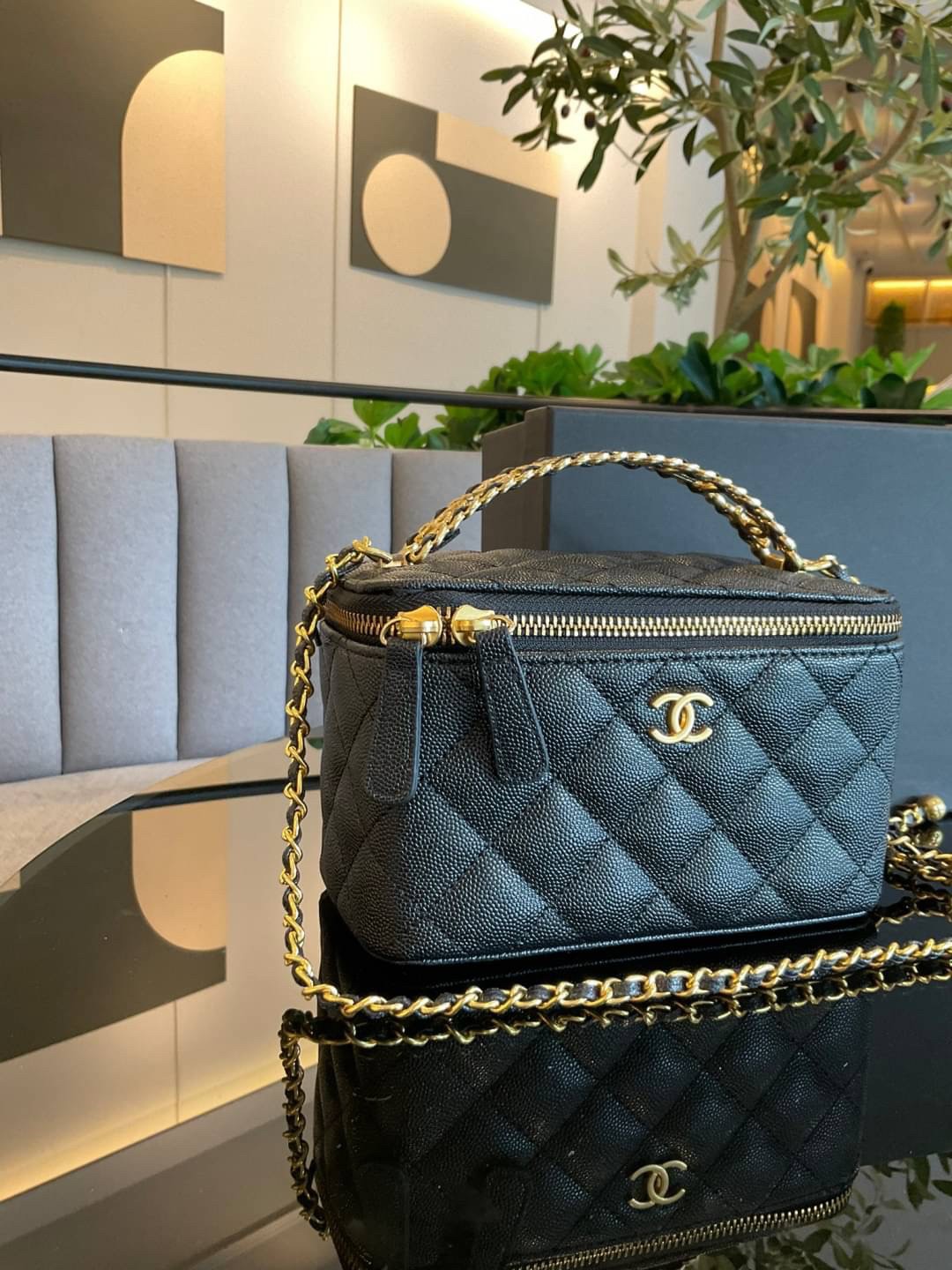 ใบน่ารักปุ้กปิ้ก กระเป๋าสะพายครอสบอดี้ CHANEL CAVIAR QUITED SMALL VANITY CASE WITH CHAIN BAG งานเกรดสินค้าสมนาคุณ ทรงสวยหรู มีหูถืออะไหล่ทองชื่อแบรนด์