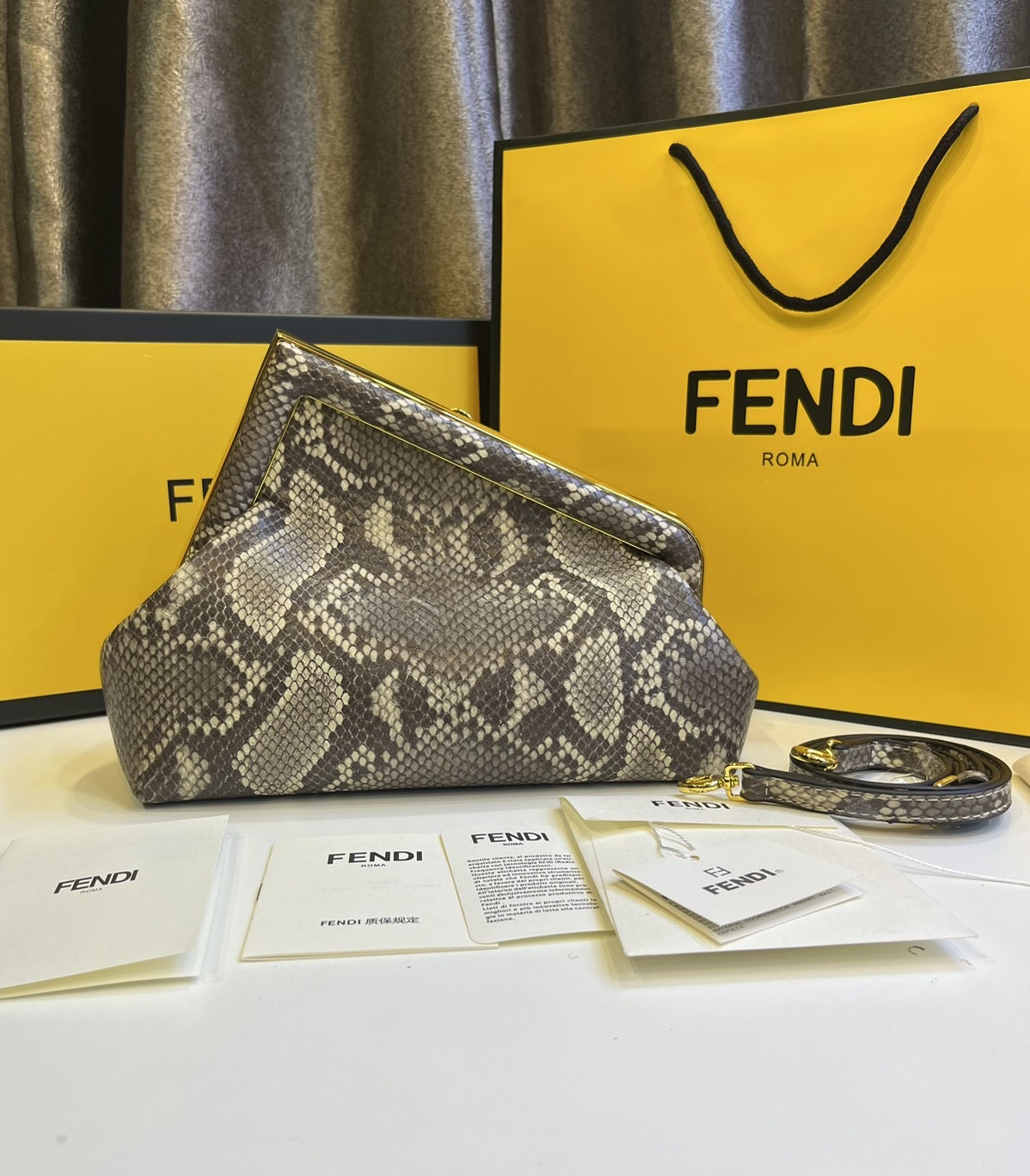 พร้อมส่ง 6 สี FENDI First Midi bag กระเป๋าทรงคลัชมาพร้อมสายสะพาย รูปลักษณ์สวยงามทันสมัย 🧡 เกรดออริจินอล 1:1 สลับแท้ ใช้งานต่างประเทศได้