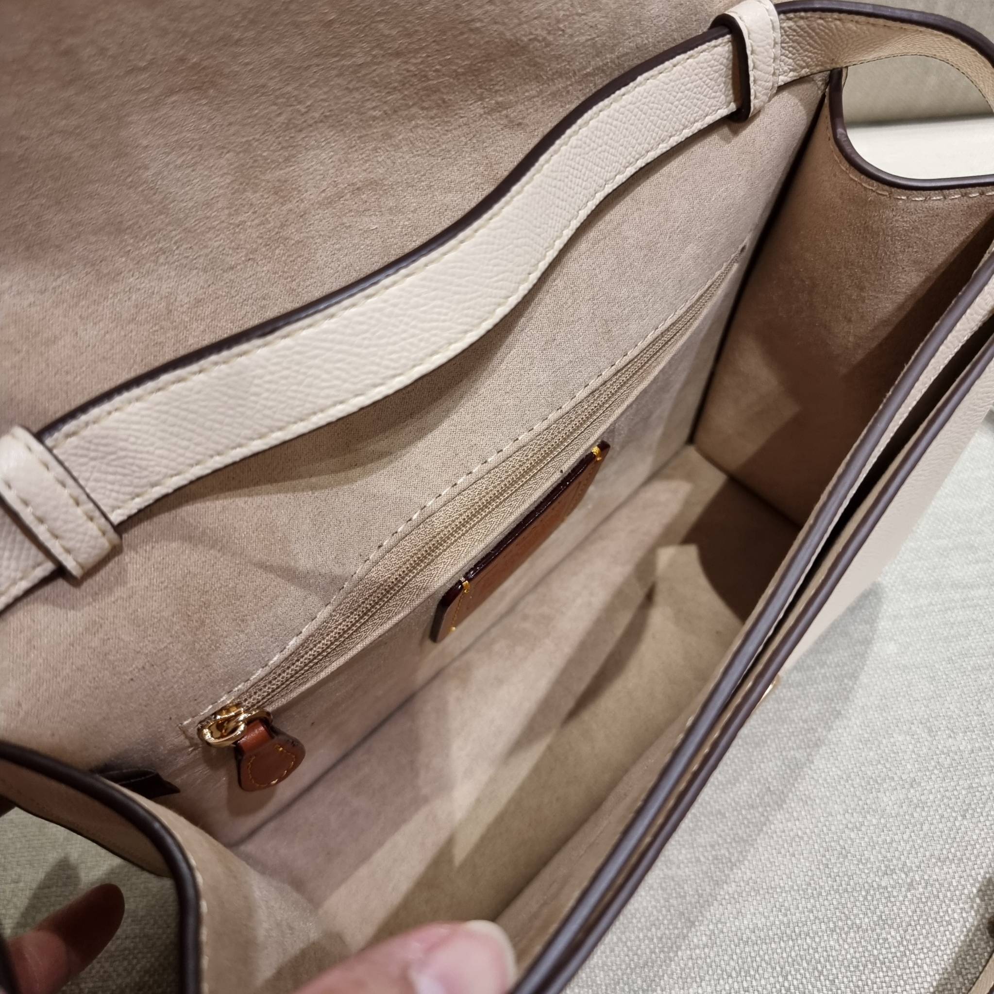 COACH C5632 BRYNN FLAP CROSSBODY แซ่บที่สุด ใหม่ที่สุด!! คอลเลคชั่นใหม่!! มองยังไงก็หลงรักละสายตาไม่ไหว กระเป๋าสะพายข้างลุคไฮน์ ที่ดีไซน์ออกมาได้ปัง และดูแพงมากๆ ด้วยดีเทลคลาสสิค รูปทรงใช้งานง่าย เรียบๆแต่มีดีเทล วัสดุหนัง crossgrain สวยคม!!! เปิด-ปิดด้วย