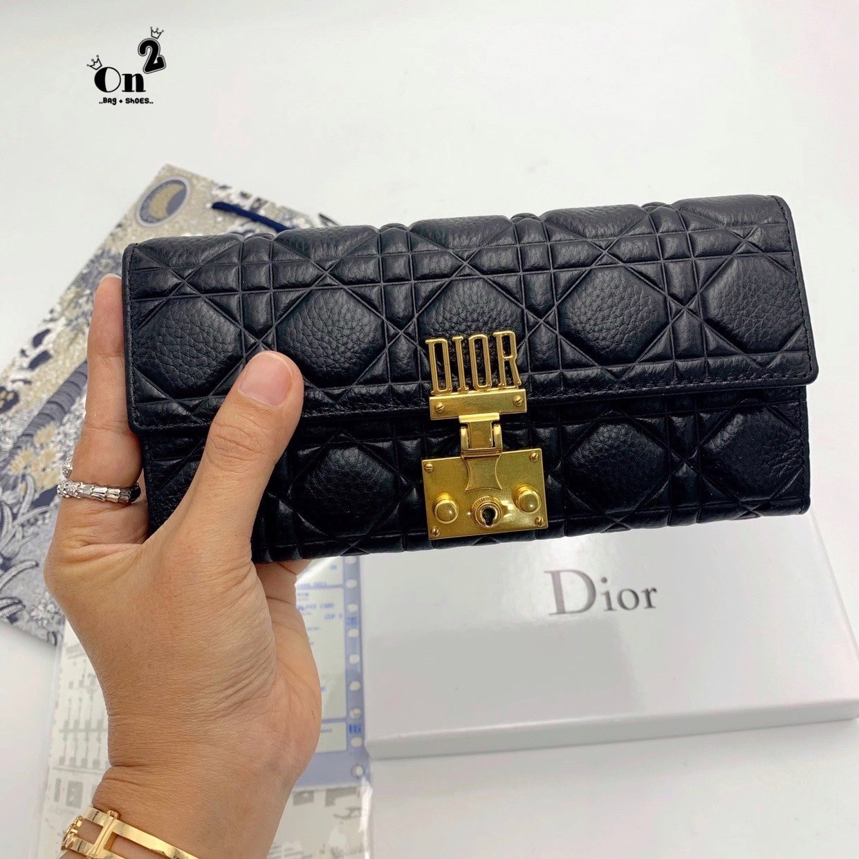 Dior Long Wallet กระเป๋าสตางค์ใบยาวทรงคลัช งานสวยหนังนิ่มมาก มาพร้อมอะไหล่สีทองหรูหรา ด้านในมี 3 ช่องใช้งาน งานจริงคือสวยมาก มาให้สาวๆเลือกใช้กัน 3 โทนสี ราคาดีย์มากกน้าาา