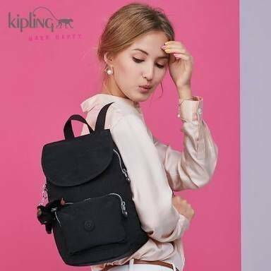 KIPLING ART 2WAY BACKPACK กระเป๋าสะพายเป้ 2ways วัสดุ Nylon & Polyester 100% โดดเด่นที่สามารถสะพายได้หลายแบบ ทั้งแบบเป้ หรือใช้สายยาวสะพายไหล่ Crossbodyได้ หูหิ้วเเละสายสะพายลวดลายสวย มีช่องซิปใส่ของด้านหน้า มีช่องใส่ของด้านหลัง1ช่อง หัวซิปโลโก้เเบรนด์ ภา