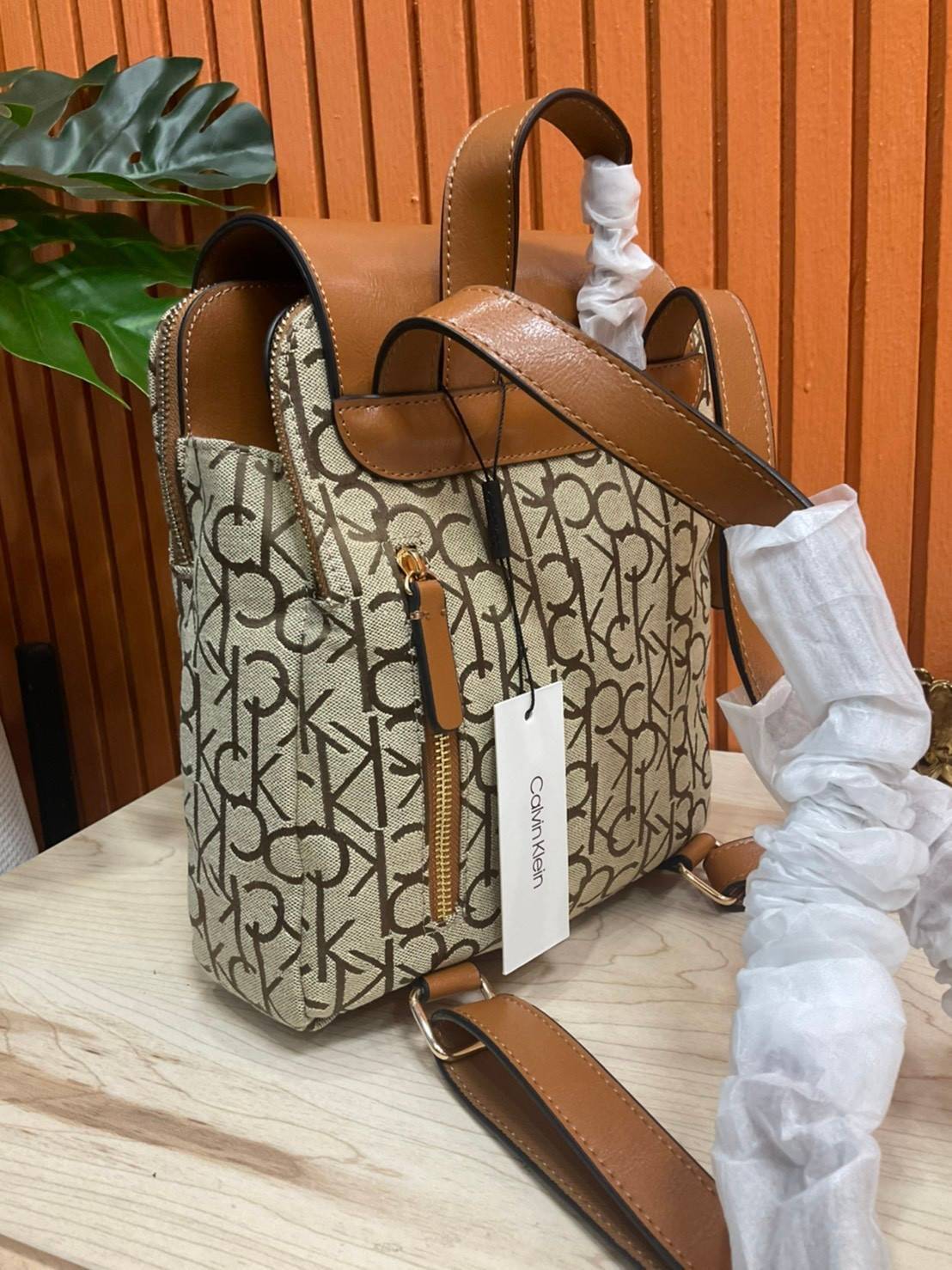 ของแท้ 💯% Elaine Calvin Klein Monogram Small Backpack 💕ของมันต้องมี สวยหรูดูแพงมาก สำหรับรุ่นนี้ และมีฟังชั่นช่องการใช้งานที่มากที่สุด!!! 💕 กระเป๋าสะพายเป้รุ่นใหม่ชนช้อป รุ่นยอดนิยม