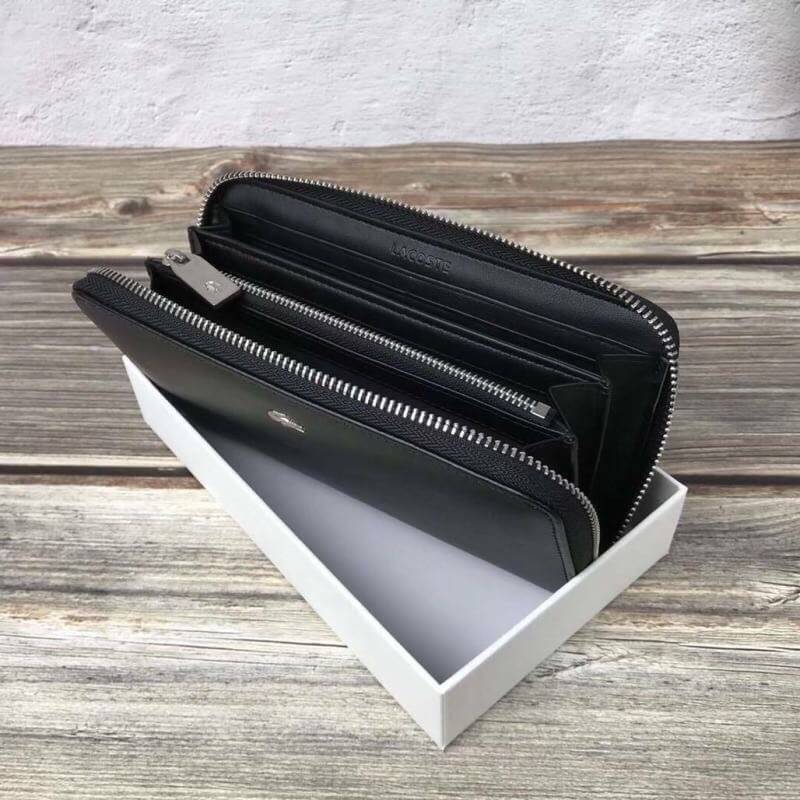 LACOSTE FACTORY LONG WALLET กระเป๋าสตางค์ใบยาวรุ่นใหม่ล่าสุดหนังสวยอยู่ทรงเปิดปิดด้วยซิปรอบด้านหน้ามีโลโก้แบรนด์เรียบหรู ภายในมีโลโก้ ช่องซิป ช่องใส่บัตรหลายช่องใส่มือถือ iphone8 เหรียญ บัตรได้เยอะ ตัวจริงสวยน่าใช้คลาสสิคไม่มีเอ้าท์ ราคาสุดคุ้ม สินค้ามาพร