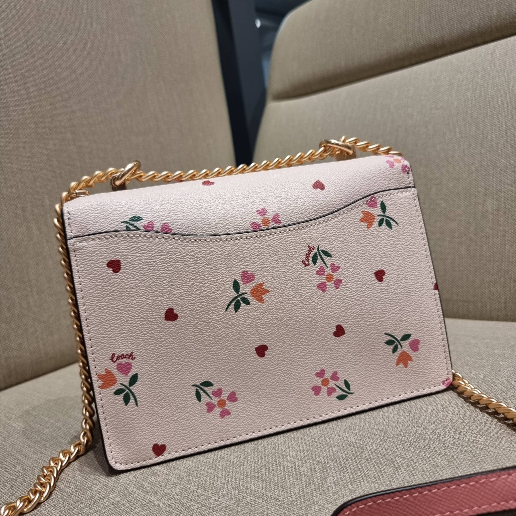 COACH C7596 KLARE CROSSBODY WITH HEART PETAL PRINT หนึ่งคอลเลคชั่นที่ฮิตไม่หยุดยั้ง!! ขายดิบขายดีทุกดีไซน์ รอบนี้มาตอบโจทย์สายหวาน ใหม่ล่าสุด น้องน่ารักม้ากกกก!! กับกระเป๋าสะพายข้าง โทนสีละมุนลูกคุณ!! คือดี!! เพิ่มลูกเล่นช่อดอกไม้หัวใจ ให้มีสีสัน สายสะพาย