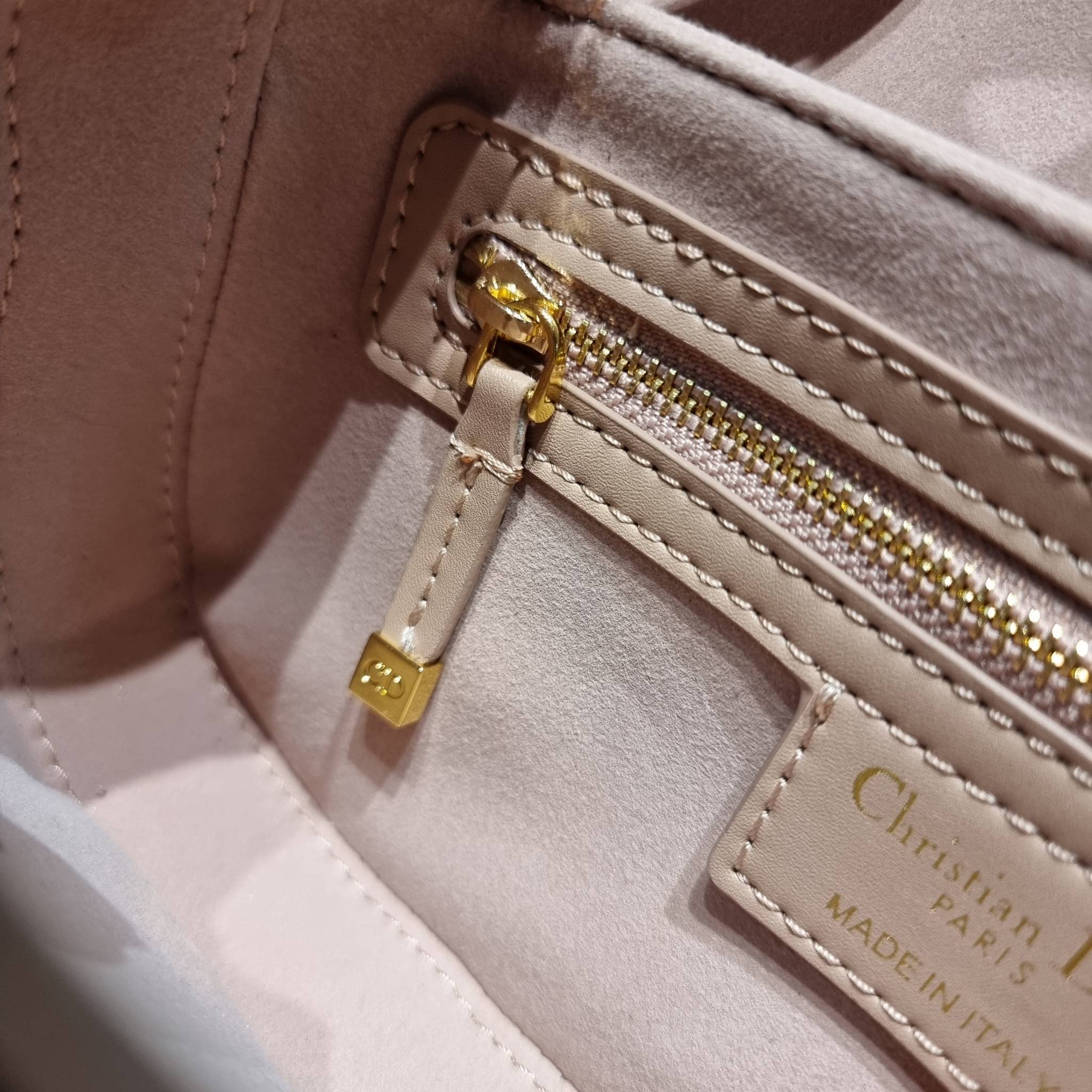 DIOR 30 MONTAIGNE AVENUE BAG สวยหรู ดีเทลแพง ต้องยกให้ไอเท็มนี้เลย กับกระเป๋าสะพายข้าง รุ่นที่ใครเห็นเป็นต้องรัก ดีไซน์เรียบง่าย แต่แฝงความผู้ดี