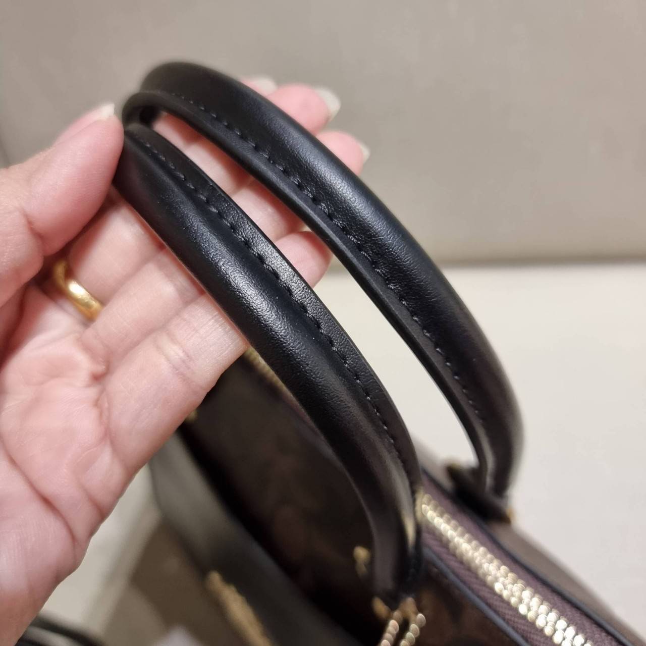 COACH F38089 MINI EMMA SATCHEL IN SIGNATURE CANVAS รุ่นหายาก รุ่นที่สาวๆตามหา จัดมาให้สมกับที่รอคอยกันไปเลยจ้า!! เป็นรุ่นที่ดีไซน์ออกมาให้ใช้งานง่าย สะดวก สวย หรู ดูดี!! กระเป๋าสะพายทรงสวย วัสดุหนังแคนวาสเคลือบลาย มาพร้อมสายสะพายข้างและหูจับในตัว ถอดออกถื