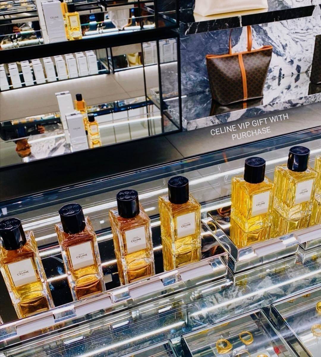 CELINE SHOPPING BAG VIP วัสดุ TRIOMPHE CANVAS ดีไซน์ทรง TOTE สวยหรูคลาสสิคไม่มีเอ้าท์ ภายในโล่งกว้างและจุมากสามารถใส่เอกสาร A4 สัมภาระของใช้ได้เยอะจุใจ น้ำหนักเบาจะถือหรือสะพายไหล่ก็ดูดี ไอเท็มแนะนำพร้อมส่งที่ไทยราคาสุดคุ้ม จองด่วนห้ามพลาดค่ะ!