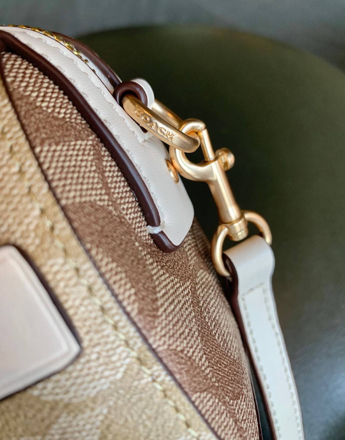 จิ๋วแต่แจ๋วไปเลยค่าา😘 COACH MICRO ROWAN CROSSBODY ((2300)) MINI พร้อมส่ง! บอกเลยสาวๆห้ามพลาด ใบจริงสวยมากๆค่ะ! กระเป๋าขนาดมินิๆ หนังCanvas ผสมหนังบายหูตรงหูหิ้วได้ลงตัวสวยวามมากๆเลยค่ะ//ด้านหน้ามีช่องซิปเล็กใส่เหรียญ เปิดปิดช่องหลักแบบซิป ภายในใส่