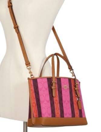 COACH C4086 MOLLIE TOTE 25 IN SIGNATURE JACQUARD WITH STRIPES แจกความสดใสด้วยลุคคัลเลอร์ฟูล กระเป๋าทรงโท้ท มินิไซส์ ตกแต่งลายเอกลักษณ์ถักทออยู่บนผ้า jacquard ตัดกับลายเส้นสีสันสวยงาม ลงตัวไม่ซ้ำใคร ภายในเป็นช่องโล่ง มีช่องซิปกลางใส่ของได้ ขนาดกำลังดีแบบใส