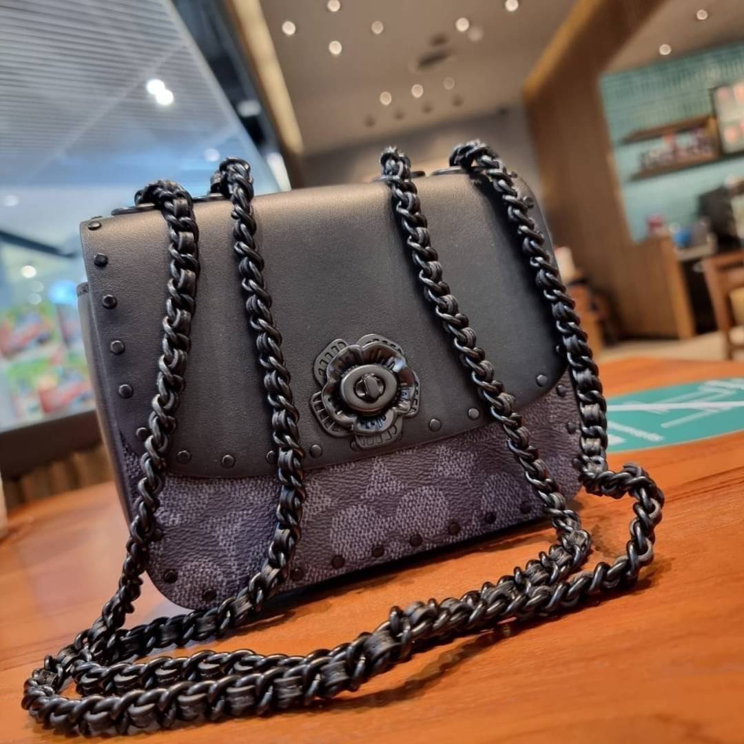 COACH C2462 MADISON SHOULDER BAG 16 IN SIGNATURE CANVAS WITH RIVETS กระเป๋าสะพายข้าง ไซส์กะทัดรัด พกพาง่าย น้ำหนักเบา ดีไซน์สวย โดดเด่นด้วยตัวล็อครูปดอกไม้ สีสันตกแต่งตัดกันกับลายซีอย่างลงตัว วัสดุหนังแคนวาสเคลือบลาย ภายในแบ่งสัดส่วนให้อย่างดี มาพร้อมสายส