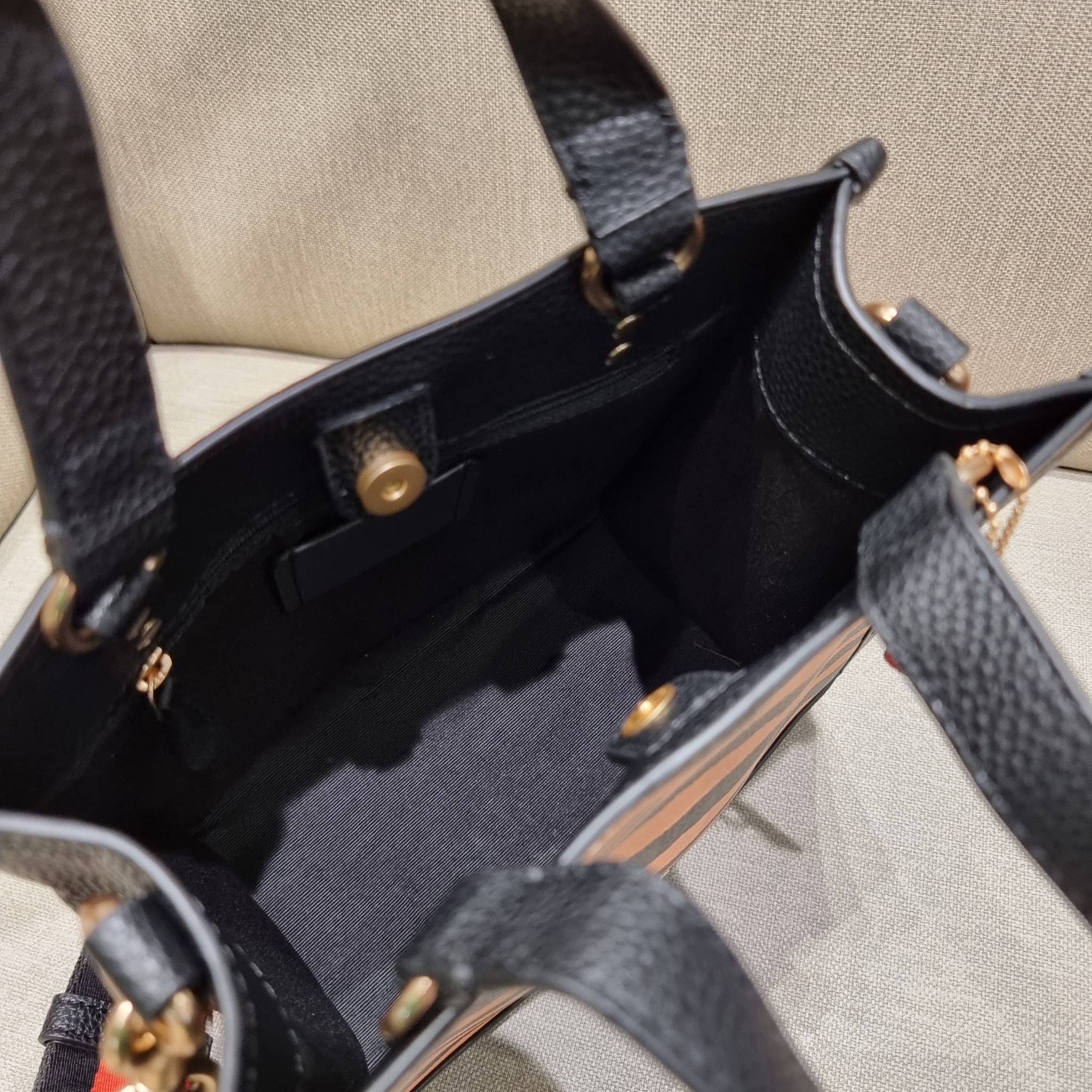 COACH C6988 DEMPSEY TOTE 22 WITH TIGER PRINT ใหม่ล่าสุดน้องเสือนำทรัพย์ 🐯🐯 คอลเลคชั่นฉลองปีเสือต้องมาจ้า กับรุ่นสวยคลาสสิค กระเป๋าทรงโท้ท ขนาดน่ารักน่าใช้มากๆ ดีไซน์พริ้นท์ลายเสือดึงดูดสายตา สวยมีสเน่ห์ที่สุด!! ฟังก์ชั่นการใช้งานสะดวก มีทั