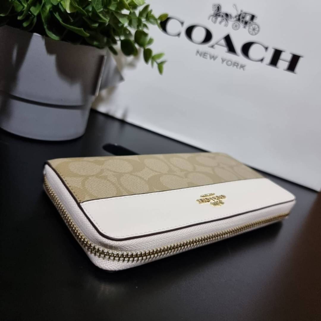 COACH F76873 ACCORDION ZIP WALLET IN SIGNATURE CANVAS Best seller กระเป๋าสตางค์รุ่นคลาสสิค ซิกเนเจอร์ของแบรนด์ ที่ขายดีตลอดกาล วัสดุหนังแคนวาสเคลือบสลับหนังแท้ เปิด-ปิดด้วยซิปรอบ รูดใช้งานง่าย ใส่บัตรได้ มีช่องซิปใส่เหรียญ ใส่มือถือได้ พกใบนี้ใบเดียวเอาอย