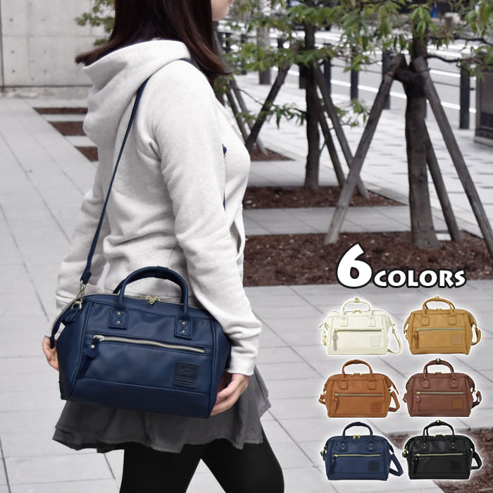 Anello polyester 2 way mini boston bag จากแบรนด์ดังในประเทศญี่ปุ่น กระเป๋าสไตล์คลาสสิค มีโครงปากกระเป๋ากว้างเป็นสัญลักษณ์ วัสดุหนัง pu กันน้ำได้ ภายในมีช่องใหญ่และช่องเล็กด้านข้าง2ช่อง เปิดปิดด้วยซิปคู่ มีตัวล็อคที่หูจับ ด้านหน้ามีช่องซิปเล็กใช้งานได้จริง