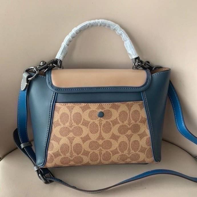 COACH COURIER CARRYALL 23 IN COLORBLOCK SIGNATURE CANVAS พร้อมส่ง 7 แบบ พร้อมส่ง ลุคดูไฮสุดๆค่ะ! กระเป๋าสะพายหนังหรูหราและคลาสสิค หนังแท้ชั้นดีที่สุด น้ำหนักเบา หนังสวยมากก สัมผัสแล้วหลงรักแน่นอนจ้าา😘