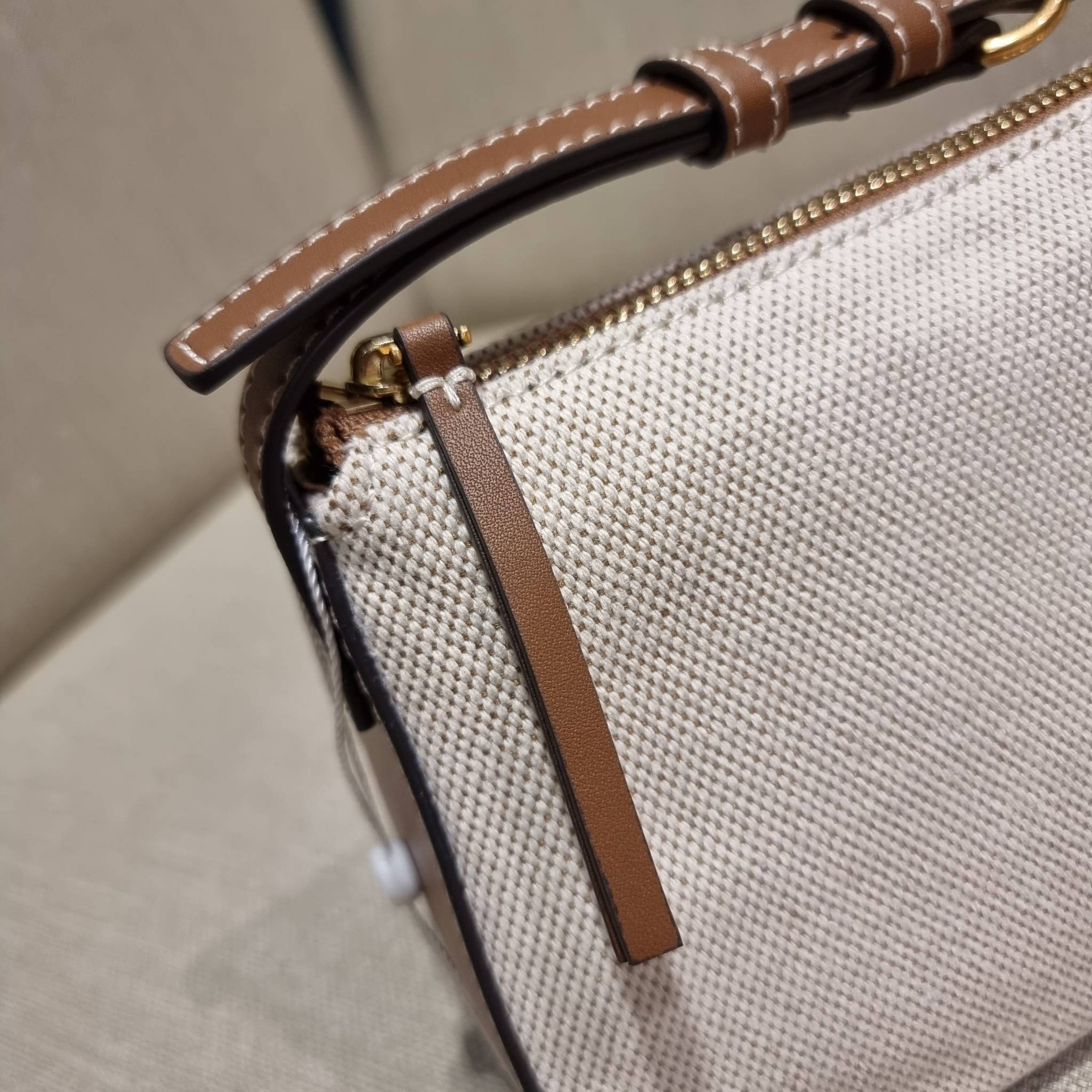 TORY BURCH MCGRAW CANVAS WEDGE กระเป๋าสะพายไหล่ ทรงสวยไม่ซ้ำ ไม่เกร่อ!! สะดวกใช้งาน ดีไซน์เรียบแต่แฝงความหรู และคลาสสิคในตัว วัสดุผ้าแคนวาสตัดสลับหนังแท้ สวยคม เปิด-ปิดด้วยซิป ภายในเป็นช่องโล่ง มีช่องย่อยเก็บบัตร มาพร้อมสายสะพายในตัว ปรับได้อีกเล็กน้อย ไอ