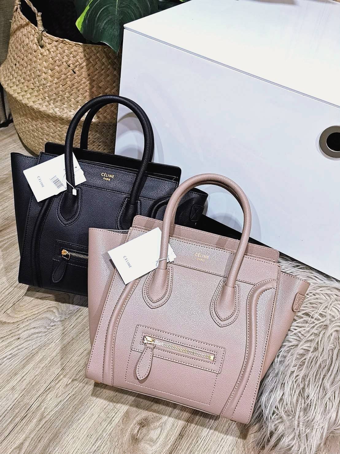 CELINE HANDLE BAG VIP GIFT WITH PURCHASE (GWP) พรีเมี่ยมกิ๊ฟรุ่นใหม่ Limited Edition จาก CELINE HAUTE PARFUME DUTYFREE COUNTER หนังแท้ Calf Skin Leather มาในดีไซน์สุดหรูยอดนิยมหนังนิ่มหอมขึ้นเทคเจอร์สวยอยู่ทรง เปิดปิดด้วยซิปสะดวกใช้ ด้านหน้ามีโลโก้แบรนด์ 