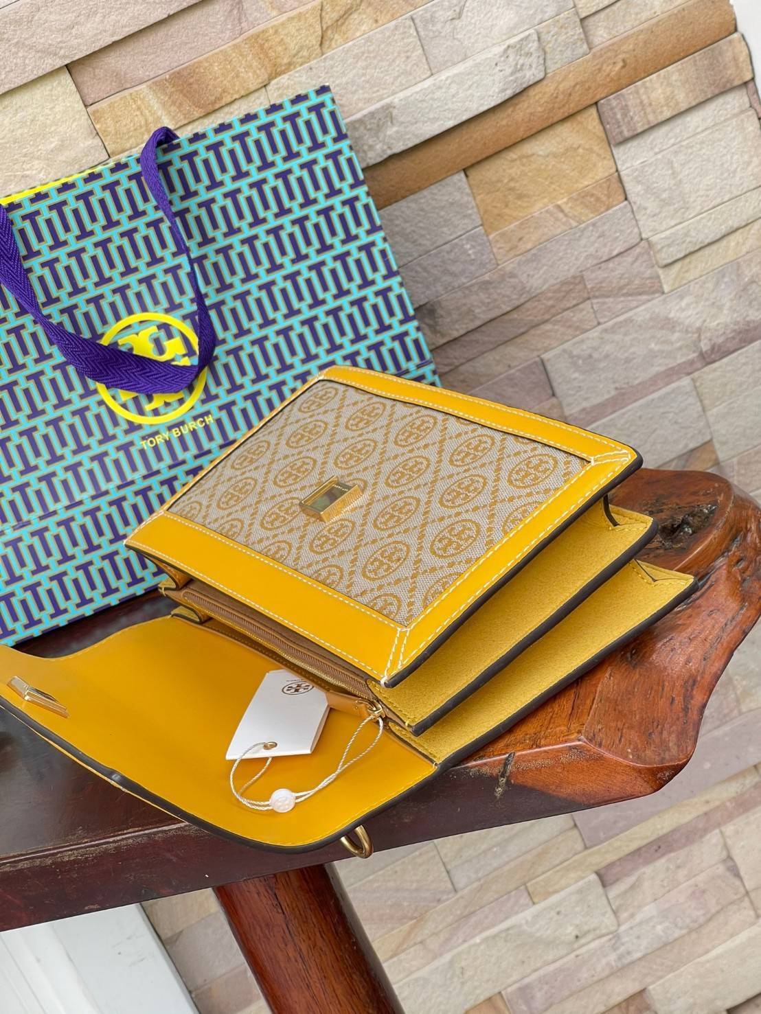 ของแท้ 💯% 】Tory burch t monogram jacquard shoulder bag คอลเลคชั่น T Monogram สำหรับคอลเลคชั่นฤดูใบไม้ผลิ 2021 เราสร้างสรรค์ลายโมโนแกรมที่ได้รับแรงบันดาลใจมาจากลวดลายการถักทอผ้าห่มของชาว Pennsylvania Dutch แบบดั้งเดิม