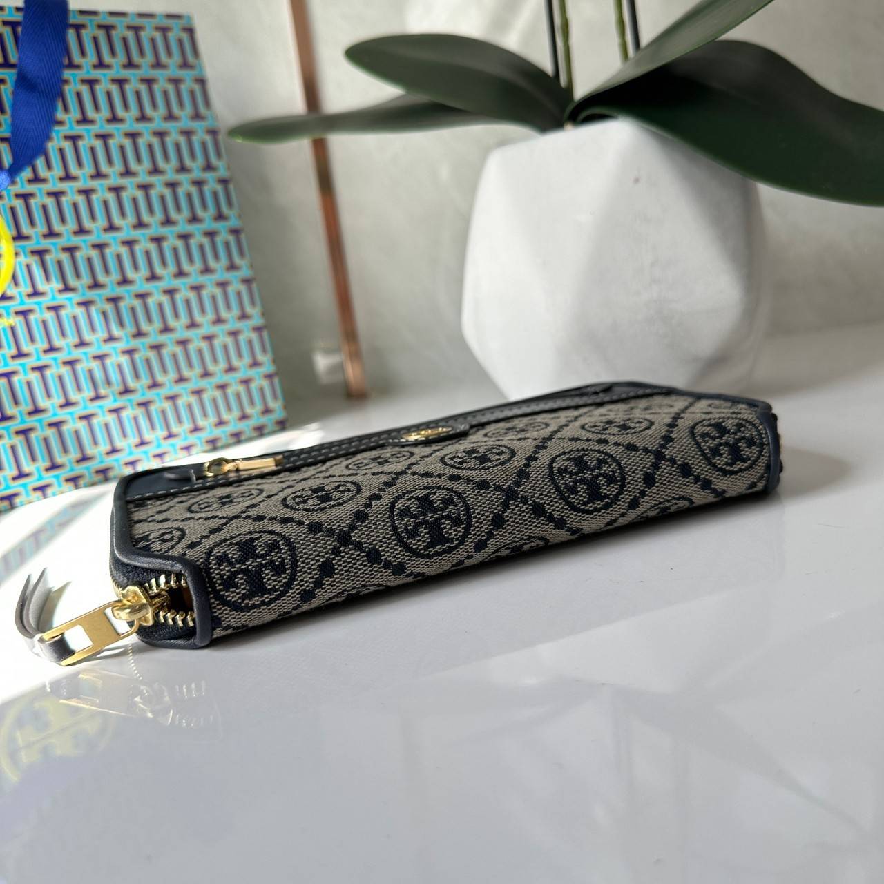 TORY BURCH T MONOGRAM JACQUARD ZIP CONTINENTAL WALLET 79383 กระเป๋าสตางค์ผ้าแคนวาสลายโมโนแกรมตัว T