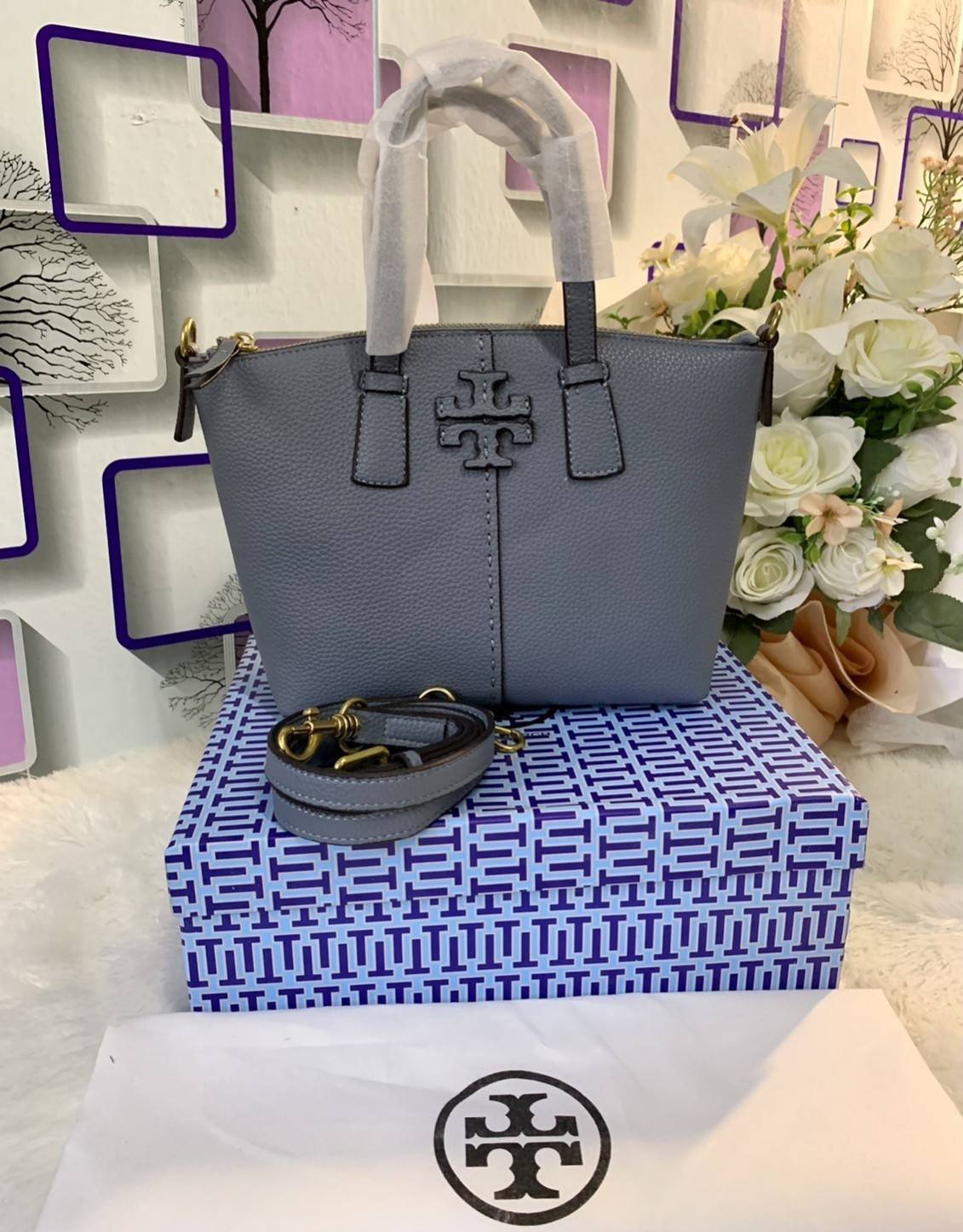 Tory Burch McGraw Mini Top Zip Satchel กระเป๋าสะพายทรงสวย ขนาดกำลังดี หูจับถนัดมือ วัสดุหนังแกะสังเคราะห์หนังสวยเงาขึ้นรูป ประดับโลโก้แบรนด์ด้วยหนังที่ด้านหน้า จะสะพายข้างหรือcrossbody ได้หมด แมทกับชุดได้ง่าย น้ำหนักเบาค่ะ มาพร้อมสายสะพายยาวปรับระดับได้ ถ