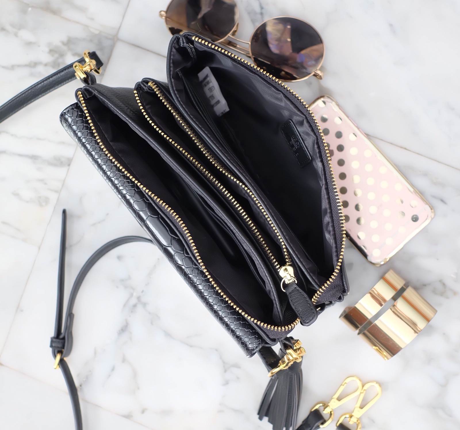 รุ่นขายดีที่สุด จนต้องทำ Size ใหม่เพิ่ม กระเป๋า สะพาย 3in1 ถือ/สะพายได้หลายแบบตามสไตล์ ใบนี้แนะนำเลยค่ะ ควรมีติดตู้ !! 😍กระเป๋า KEEP Doratry shoulder &clutch bag ตัวกระเป๋าผลิตจากหนังแกะเทียม ตัดกับ ลายงู ลายหนังชัดเจน สวย อะไหล่ทองเพิ่มความหรูให้
