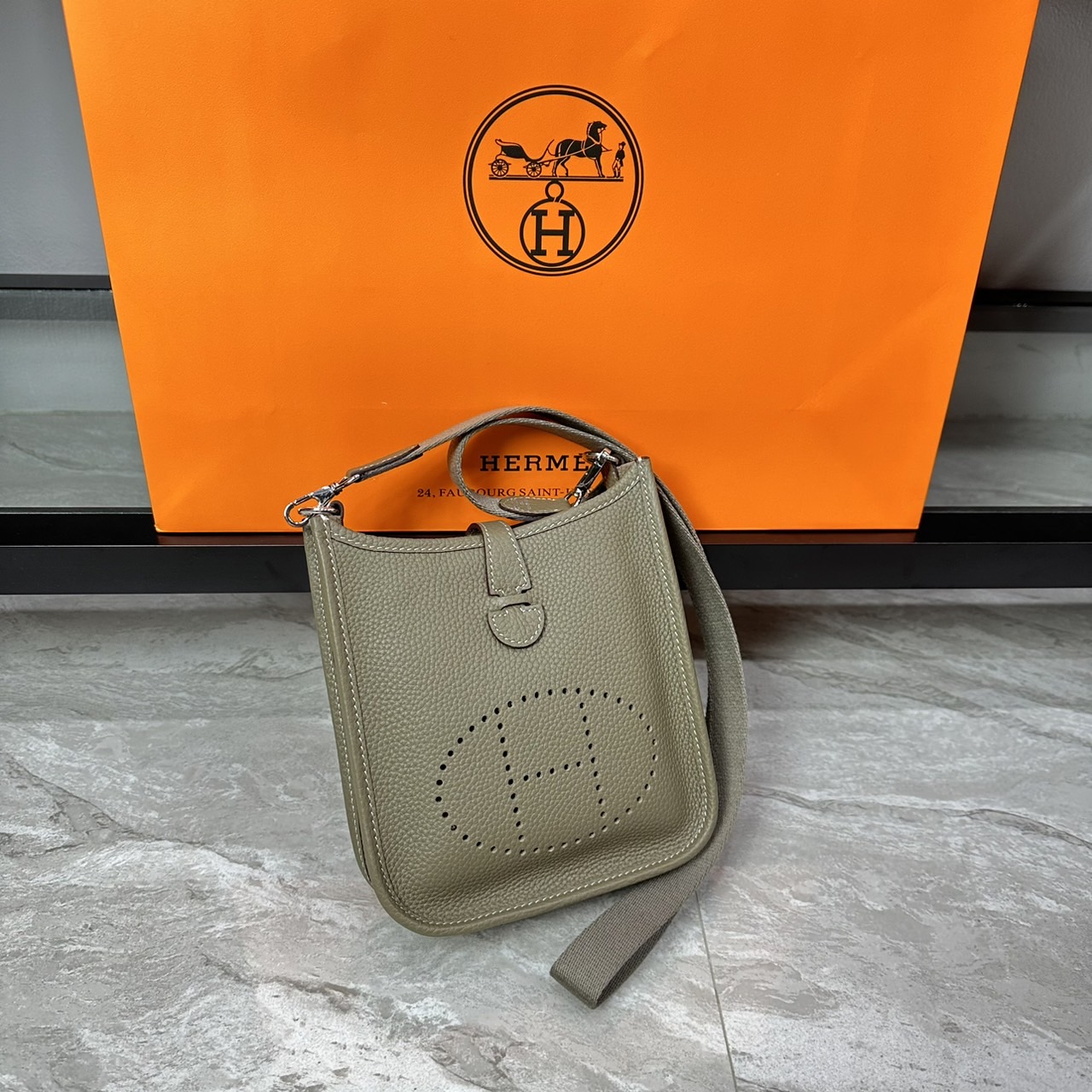 HERMES Evelyne TPM Bag The Perfect Mini Crossbody Bag 17cm กระเป๋าทรงโท้ทแบรนด์หรู เอกลักษณ์ของความสง่างาม เกรดออริ สลับแท้ 1:1 ใช้งานต่างประเทศได้