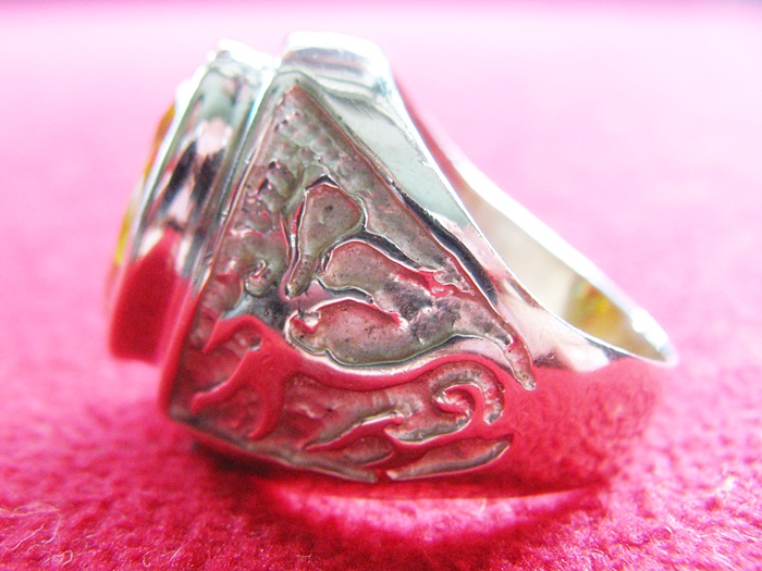 แหวนพลอยบุษราคัมเนื้อทองขาวด้านข้างลายมังกร(เหมาะกับราศีพิจิก,คนเกิดปีวอก)ค่ะ