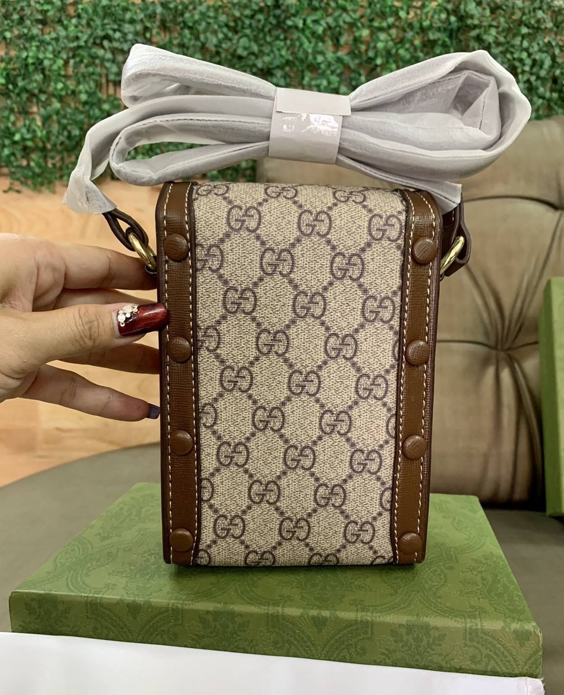 Gucci Horsebit 1955 Phone Bag with Strap กระเป๋าสะพาย กระเป๋าใส่โทรศัพท์ งานแฟชั่นคลาสสิก หนังผสมวัวแท้สีน้ำตาล อะไหล่สวย ดีไซต์สัญลักษณ์วงแหวนตามแบบฉบับ GG มาพร้อมกล่องแบรนด์และสายสะพายยาวที่สามารถปรับระดับได้ พร้อมส่งให้สะพาย สวยๆ กันแล้ววันนี้ ใบนี้ mu