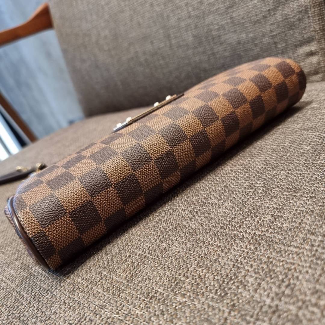 LV CROSSBODY CLUTCH BAG WITH CHAIN / LV Eva Clutch Crossbody Bag กระเป๋าสะพายวีไอพีพรีเมี่ยม วัสดุหนังแคนวาสคุณภาพ โลโก้เพลทอะไหล่ทอง คมชัด หรูหรา เปิด-ปิดกระเป๋าด้วยซิป ภายในเป็นช่องโล่ง ใส่ของใช้สำคัญได้สบายๆ มือถือ พาวเวอร์แบงค์ เครื่องสำอางค์ ของจุกจิ