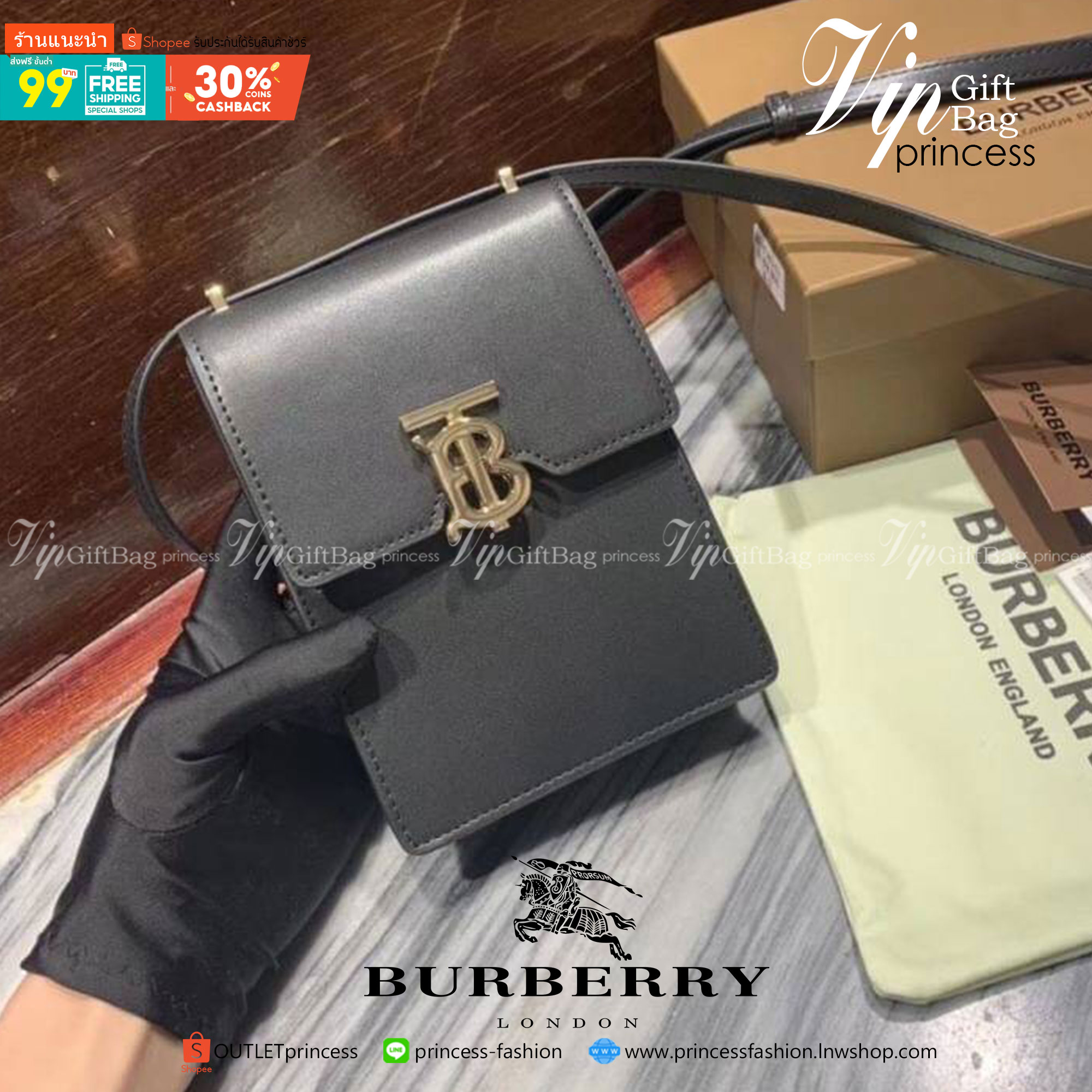 BURBERRY FRAGRANCES CROSSBODY BAG VIP GIFT WITH PURCHASE (GWP) กระเป๋าสะพายพรีเมี่ยมกิ๊ฟ Limited Edition จากน้ำหอม BURBERRY DUTY FREE วัสดุหนังแท้ ทรงเหลี่ยมแนวตั้งดีไซน์สวยหรูอยู่ทรงมีโลโก้แบรนด์ด้านหน้า