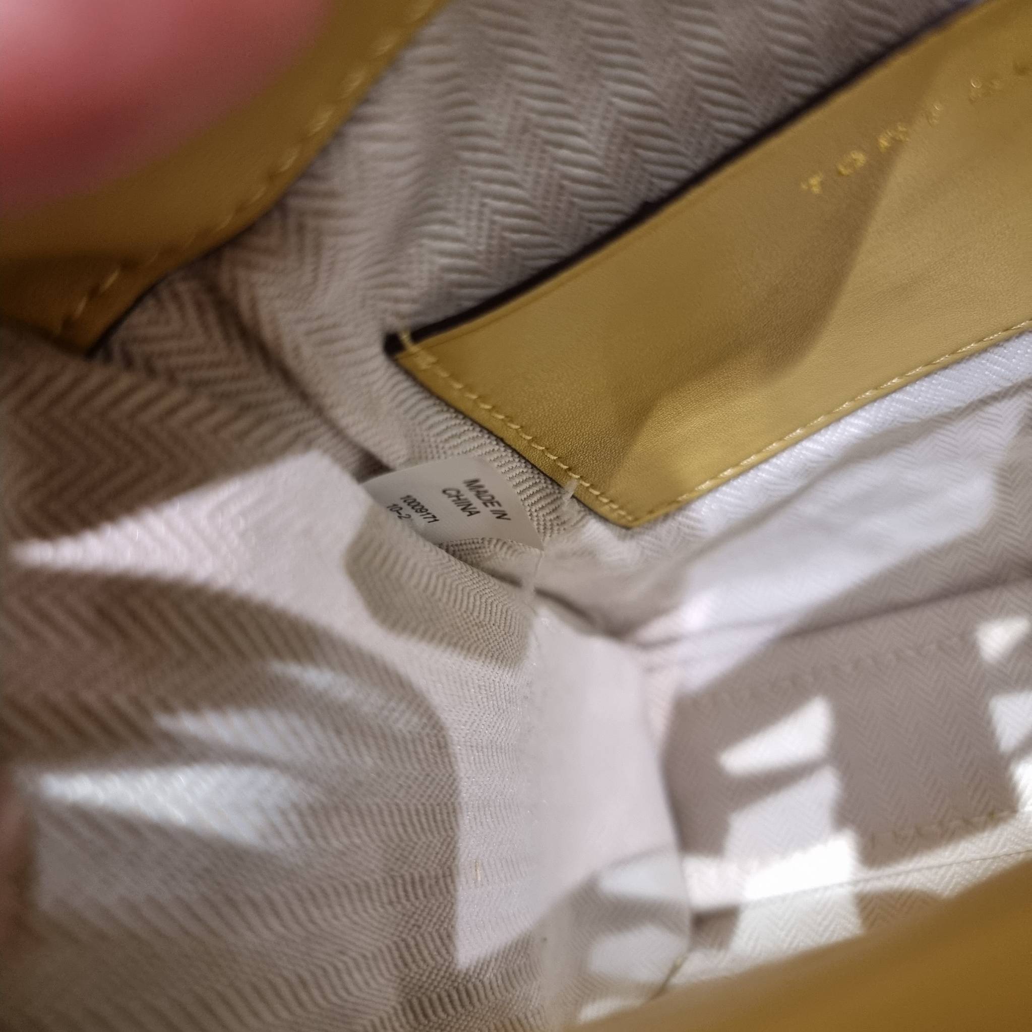 TORY BURCH T MONOGRAM STRAW MINI TOTE สวยสุด ดูแพงสุด!! ต้องยกให้เลย กับไอเท็มนี้ กระเป๋าสะพายทรงโท้ท ไซส์มินิ มีลูกเล่นที่ดีเทลเยอะมาก ด้วยงานฝีมือปักสานด้วยวัสดุจากกธรรมชาติ ถักทอเป็นลายเส้นขึ้นลายนูน ตัดขอบด้วยหนังแท้ และยังโดดเด่นด้วยหูจับในตัวโทนสีอุ