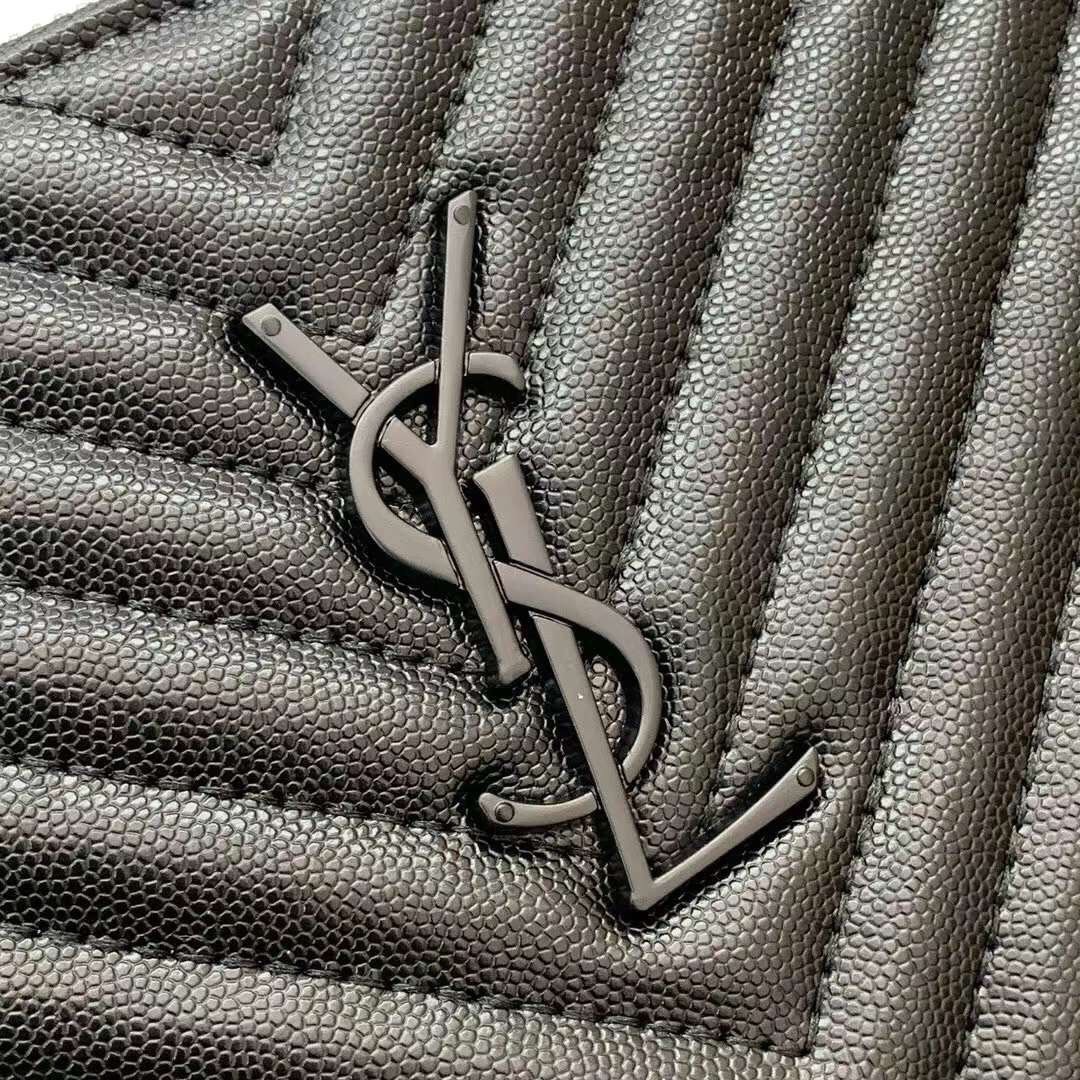 YSL Clutch Pouch in Matelasse Leather Bag กระเป๋าทรงคลัช/ทรงพอชสุดชิค ดีไซน์เรียบหรู โดดเด่นด้วยโลโก้ด้านหน้า เพิ่มดีเทลความผู้ดี พกพาง่าย ใช้งานสะดวกพร้อมสายคล้องมือ