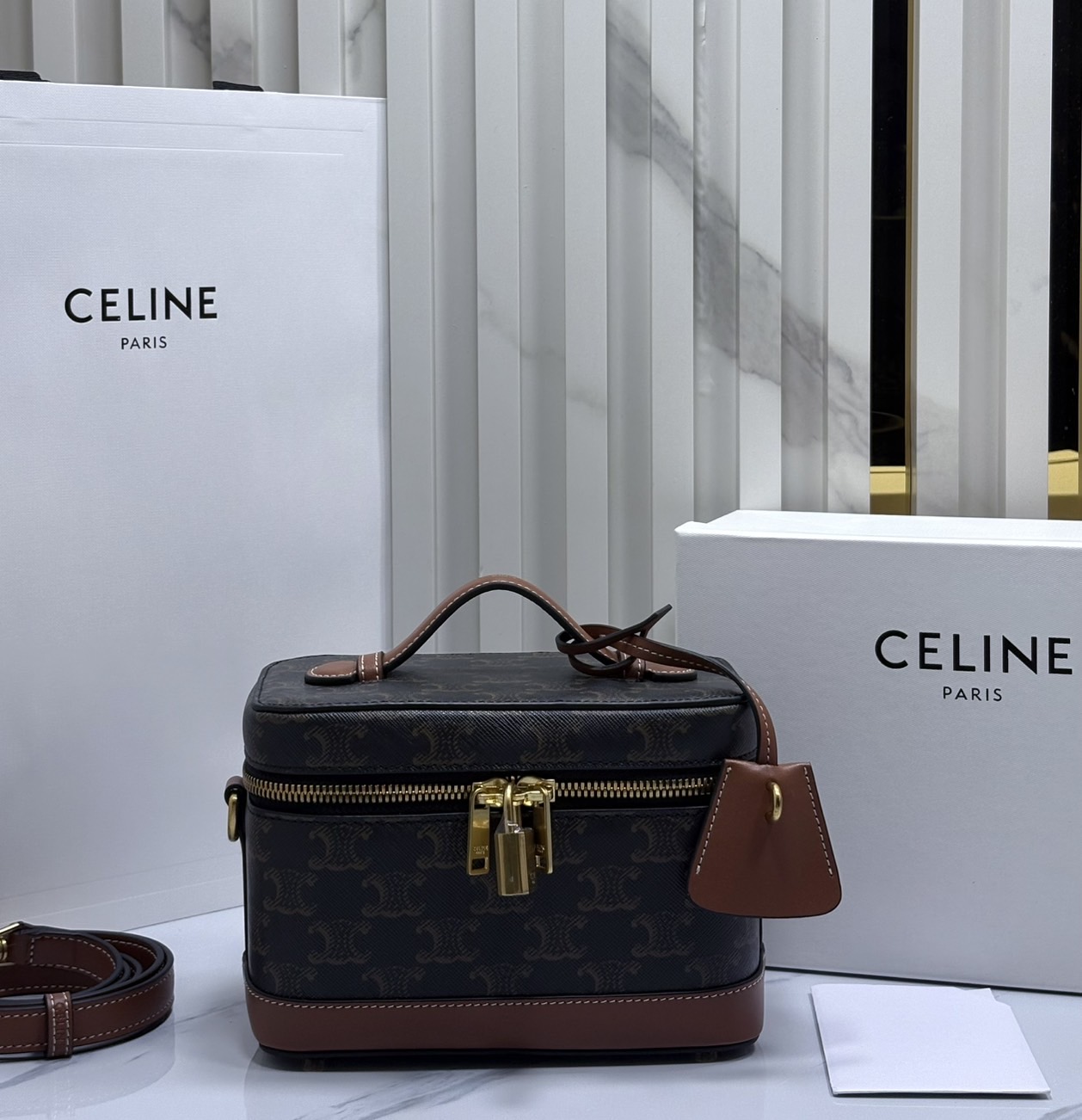 ORI หนังแท้ | CELINE VANITY BAG พลาดไม่ได้เลยกับคอลสุดคิ้ว กับกระเป๋าถือ/สะพายได้ทรงกล่อง ใช้สะพายได้ทุกวันอย่างคล่องตัวดีไซน์ใหม่สวยลาสสิค