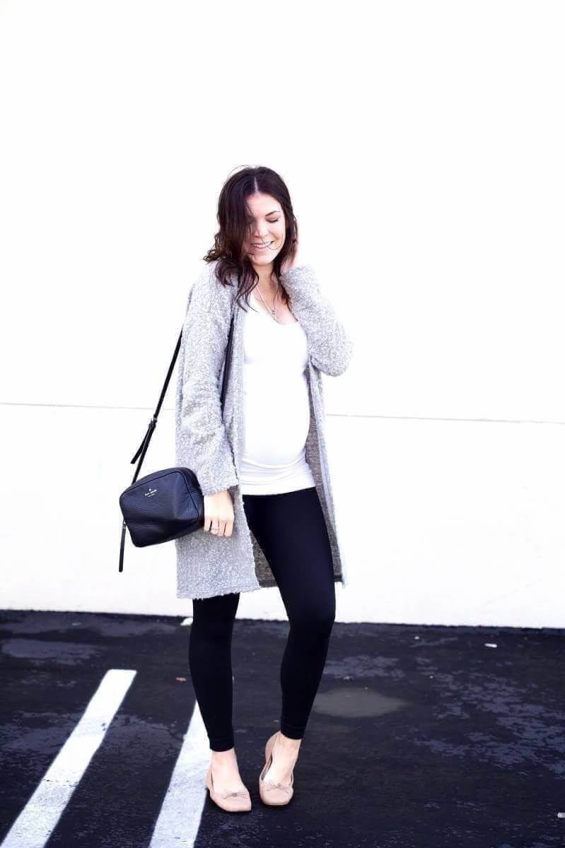 Kate Spade New York Mini Leather Shoulder Bag กระเป๋าสะพายขนาดมินิหนังสวยหรูอยู่ทรงด้านหน้าประดับโลโก้เเบรนด์สีทอง มาพร้อมหัวซิปพู่หนัง และสายสะพายยาวปรับระดับได้ ภายในมีโลโก้ ช่องซิป ช่องใส่ของ ใส่กระเป๋าสตางค์ มือถือ iphone ของจุกจิกได้เยอะ สะพายข้างหรื