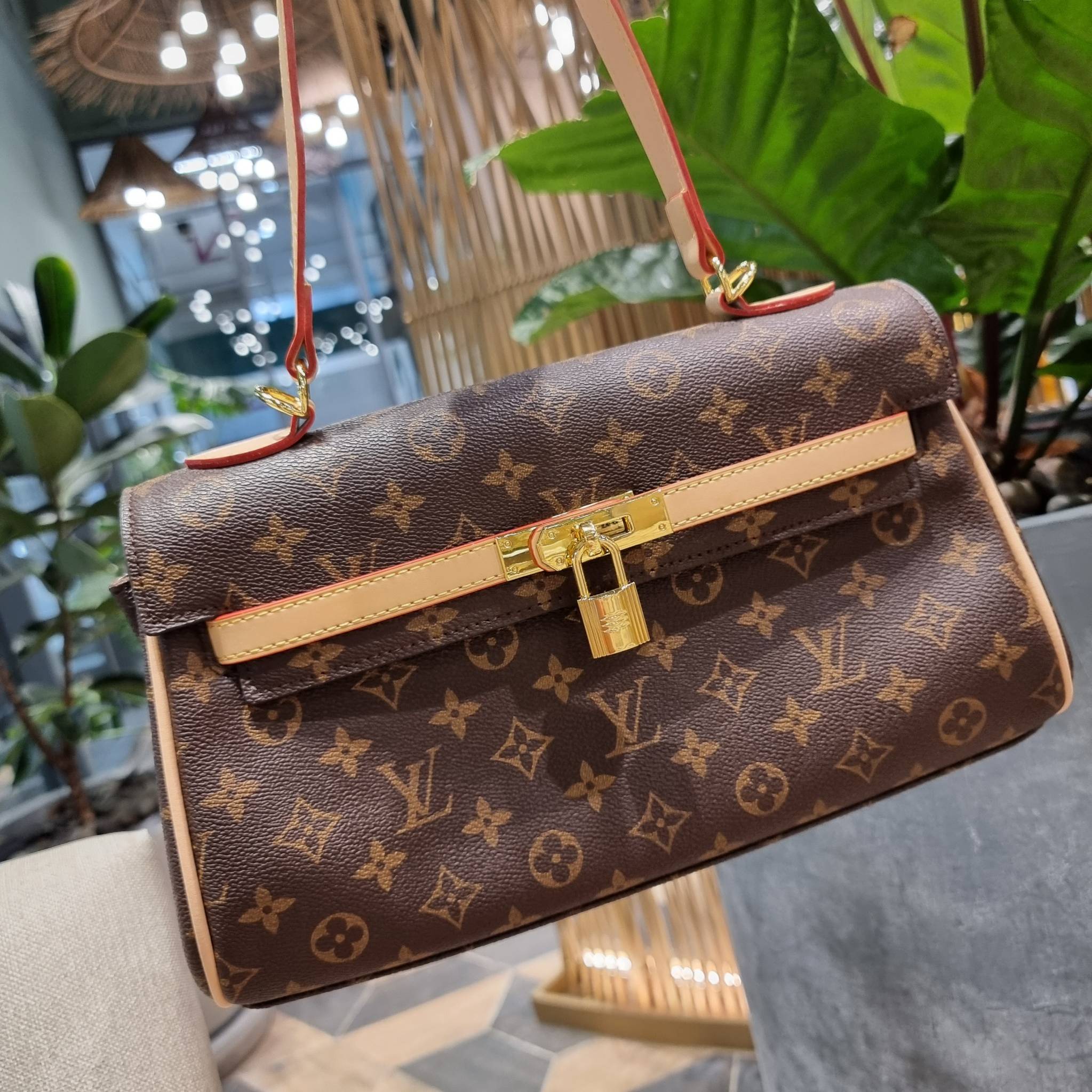 LV MONOGRAM SHOULDER BAG กระเป๋าสะพายทรงสวย ใบใหญ่กำลังดี รับรองว่าจุจริง ดีไซน์สายคาดตกแต่ง และปรับทรงได้ เพิ่มดีเทลให้กระเป๋าดูมีลูกเล่นขึ้น วัสดุหนังแคนวาส มาพร้อมหูจับในตัว และยังมีสายครอสสปอร์ตให้อีกเส้น เปิด-ปิดด้วยอะไหล่บิดล็อค ภายในโล่งกว้างมาก ใส