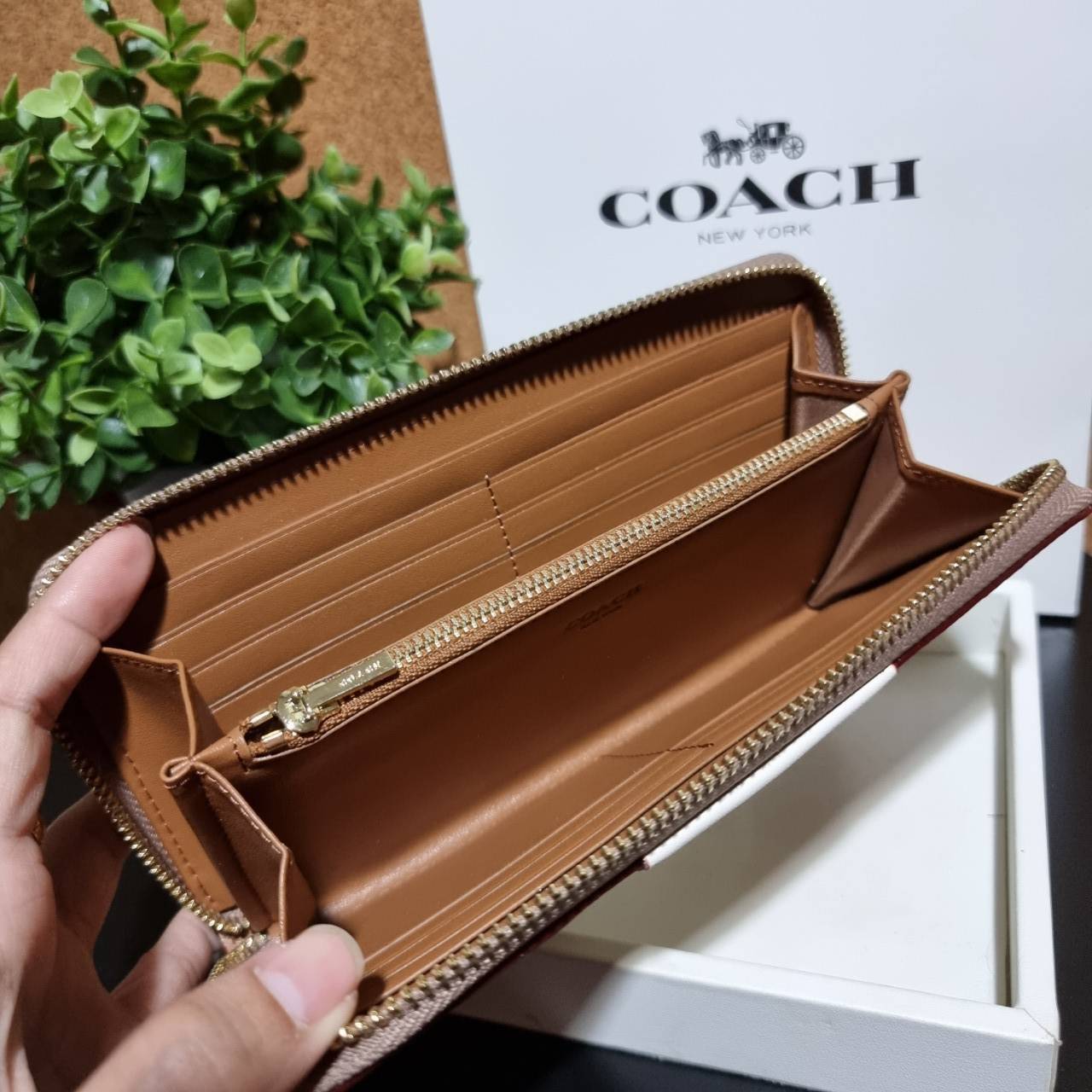 ของแท้ 💯% COACH 31546 ACCORDION ZIP WALLET IN COLORBLOCK SIGNATURE CANVAS กระเป๋าสตางค์ใบยาวรุ่นขายดี!! ขายหมดทุกสี!! 🔥🔥 สาวๆต้องยกให้เป็นไอเท็มที่ขาดไม่ได้เลยน้า วัสดุหนังแคนวาสเคลือบ ภายในเป็นหนังแท้ เปิด-ปิดด้วยซิปรอบ ใส่บัตรได้