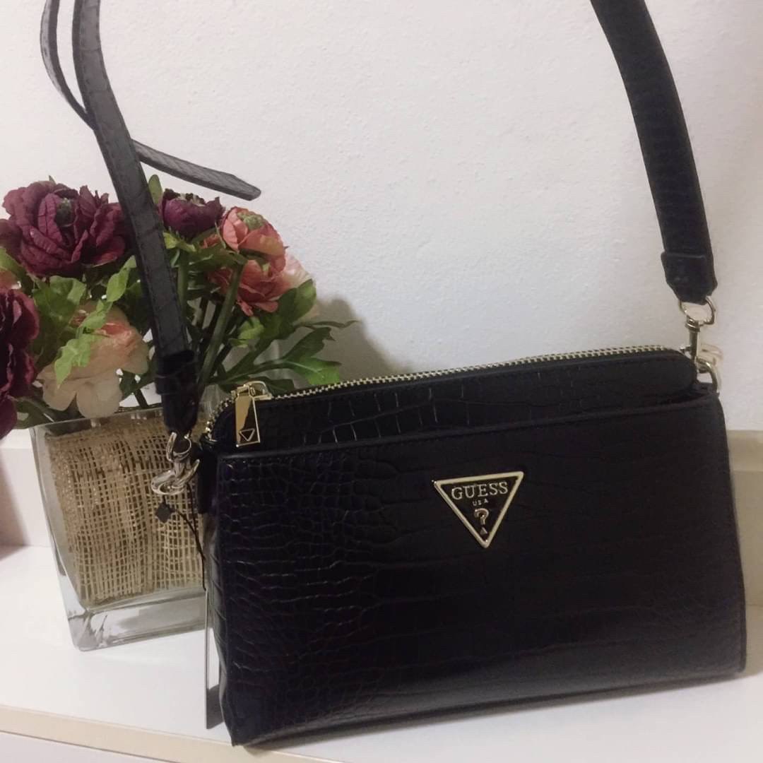 ของแท้ 💯% Guess maddy girlfriend crossbody กระเป๋าสะพายรุ่นใหม่ล่าสุดจาก Guess factory วัสดุ PU คุณภาพดีนิ่ม น้ำหนักเบา ด้านหน้าประดับด้วยโลโก้แบรนด์สวยโดดเด่น