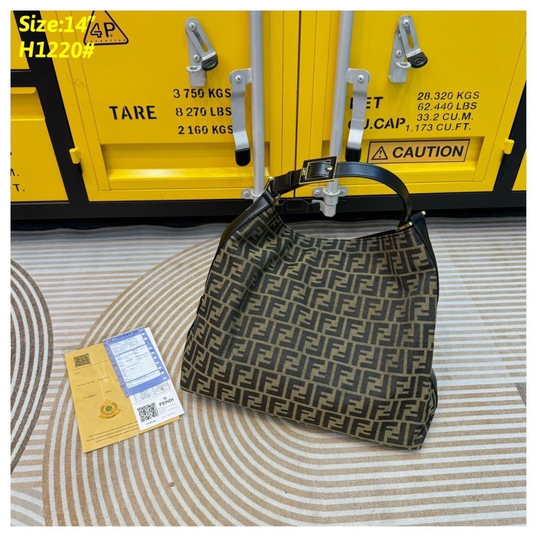 FENDI zucca hobo shoulder bag กระเป๋าสะพายทรงโท้ทใบใหญ่ เป็นรุ่นที่ทุกคนถามหา และมาแรงสุดๆ รูปทรงเรียบง่ายใช้งานได้แบบไม่มีเบื่อ